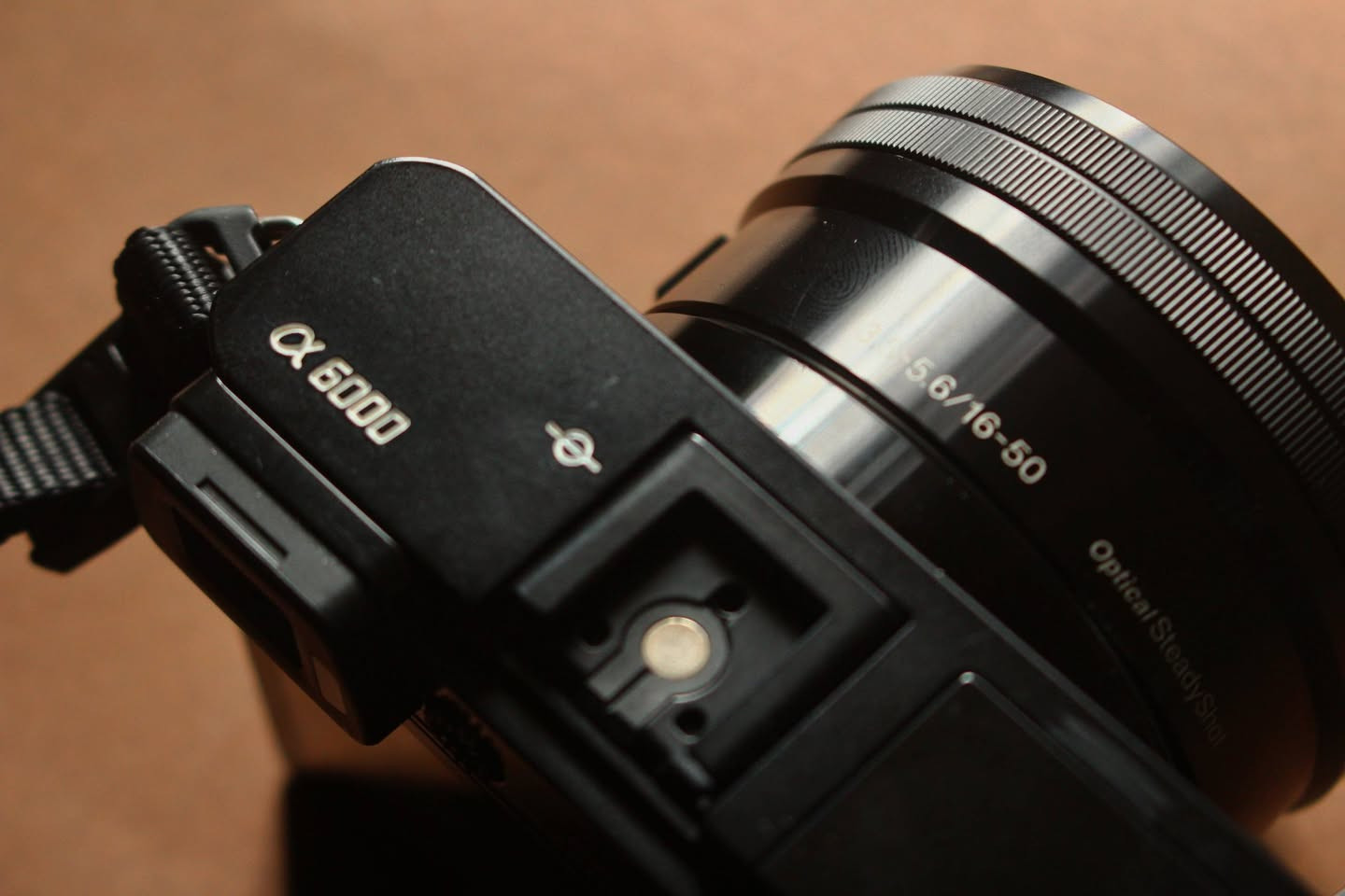 السلام عليكم
Sony a6000 + 16-50 oss sony lens 

الكامرة جدا نظيفة ومعتني بيها نظافتها مثل ما موضح بالصورة
24 ميجا بكسل جدا ممتازة من ناحية التصوير 
صغيرة وخفيفة وشاشتها تنكلب 
وياها 

المحتويات :

و العدسة بيها مانع اهتزاز 
1- 2 بطاريات اصلية من الشركة بعمر ممتاز 
2- شاحنتها الاصلية 
3-منفاخ و كت تنظيف (مصورته)
3- weather bag هم مصورته بس هوة شي تغلف بي الكامرة حتة ميوصللها مي وكذا بالمطر  
 4- رام 32g سانديسك اصلي 

5- ادابتر لعدسات الكانون 

السعر ٥٥٠ الف وبيها مجال 
موجود واتساب ***********
