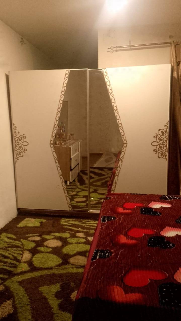 السلام عليكم عندي الغرفه خشاب مستعمله السعر (400الف )ابيه مجال الغرفه نضيفه ابس عيبه المجر 
الخير مضروب من الطرف يرجى الاتصال والاستفسار ع رقم الهاتف ***********
مكاني بغداد العامريه
