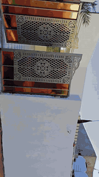 دار للبيع
المساحة 165متر 
سند 25 
جسر ديالى قرب شارع السواعد 
غرفتين وصاله ومطبخ واستقبال كراج وحديقة 
الاتصال ***********
