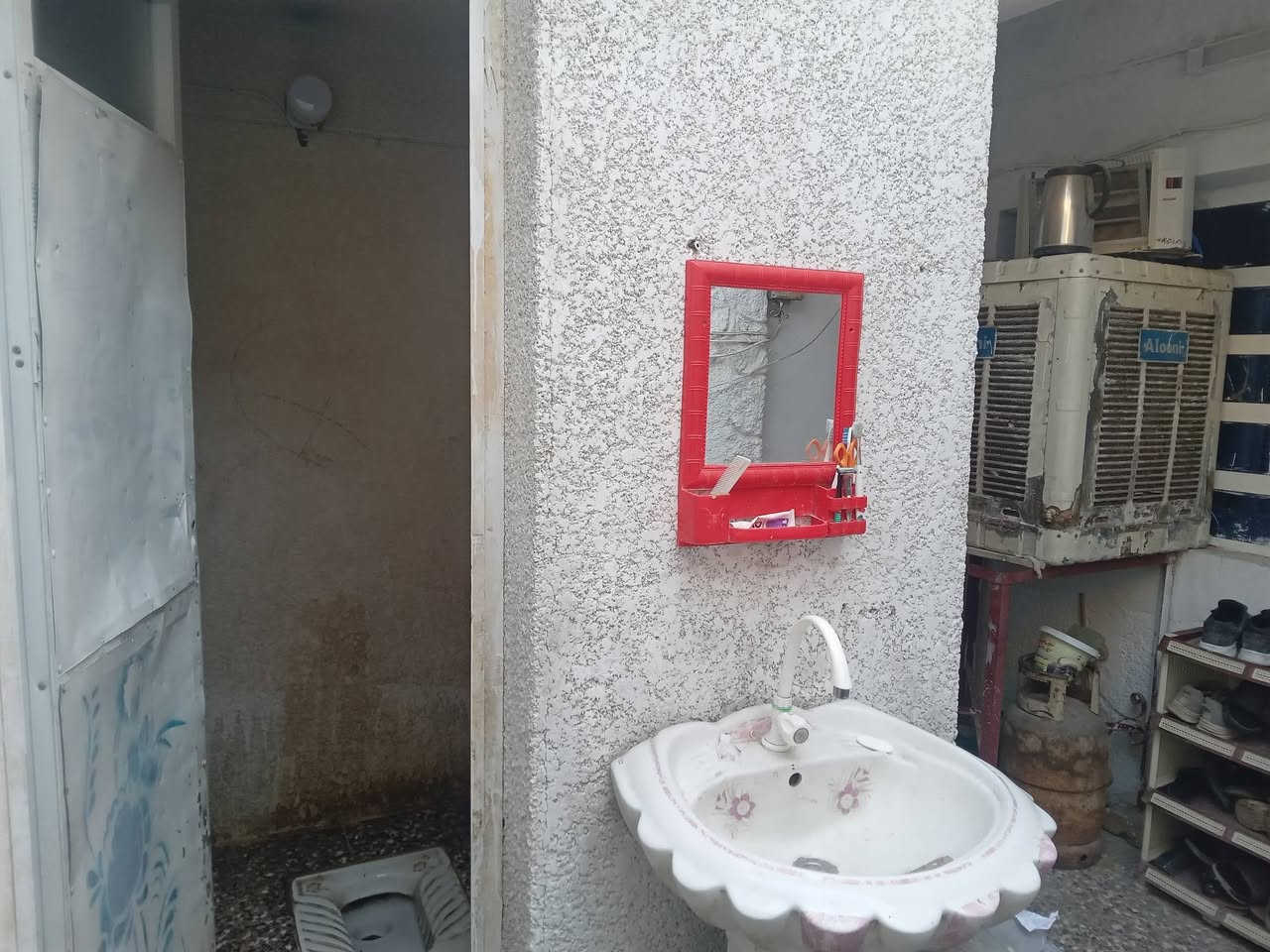 السلام عليكم اعيد النشر بسبب الوعود الكاذبة بيت ٨٠متر للبيع بشعلة قطاع ١٢للبيع طابو صرف سند بسمي البيت عكادة طابق ونص كامل من كهرباء وماء ومجاري للتواصل بي واتساب ***********
