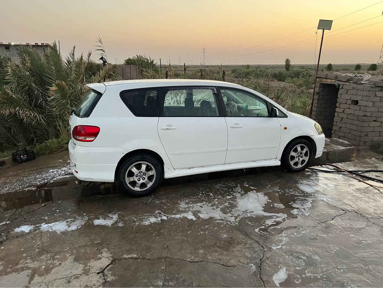 مدفوع كمركها ب2018 عندي وكاله عامه سنويتها نافذه 
بيها ضربه بالمدكر الأيسر وبيها باردات 
السياره جاهزه مكينه جديده خير من الله 
تايرات جدد كهربائيات كلها شغاله 
***********
الناصريه /الاصلاح ناصرية, ذي قار

