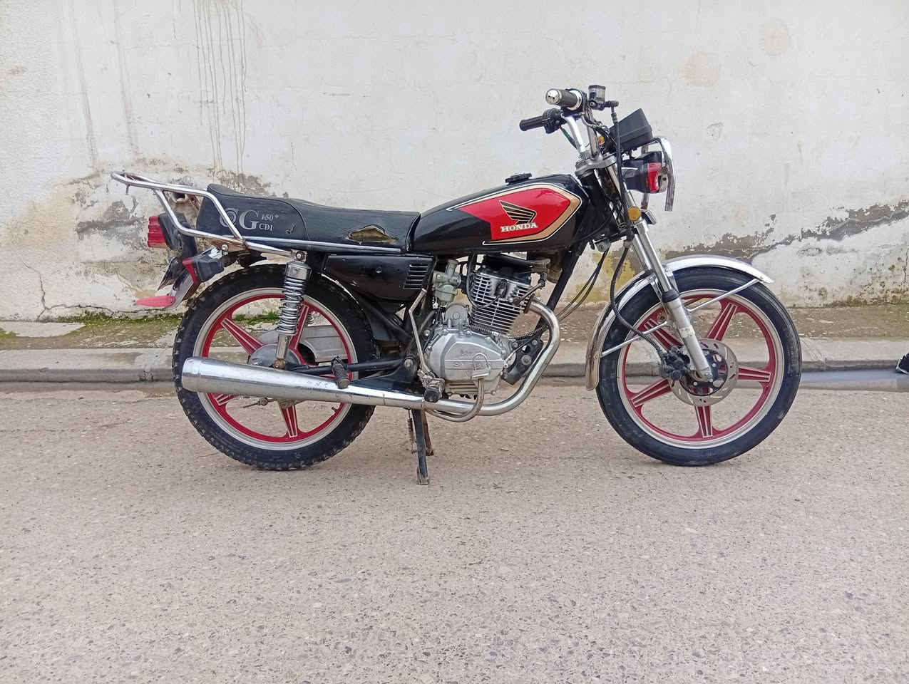 سافين للبيع منفيس مكينه كبس كله شغال موديل 2020 سعر 300 ألف وبي مجال شراي يتصل ***********
