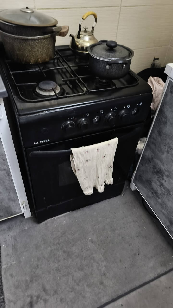 غراض بيت كامل طباخ ثلاجه غرفه نوم مبرده حجم ثنين ونص جنرال  ثلاجه شركة بيكو ماداخله تصليح كاونتر 3قطع تخت اطفال نضيف لحد عمر 3سنين مكان اربيل روشمبيري ***********
