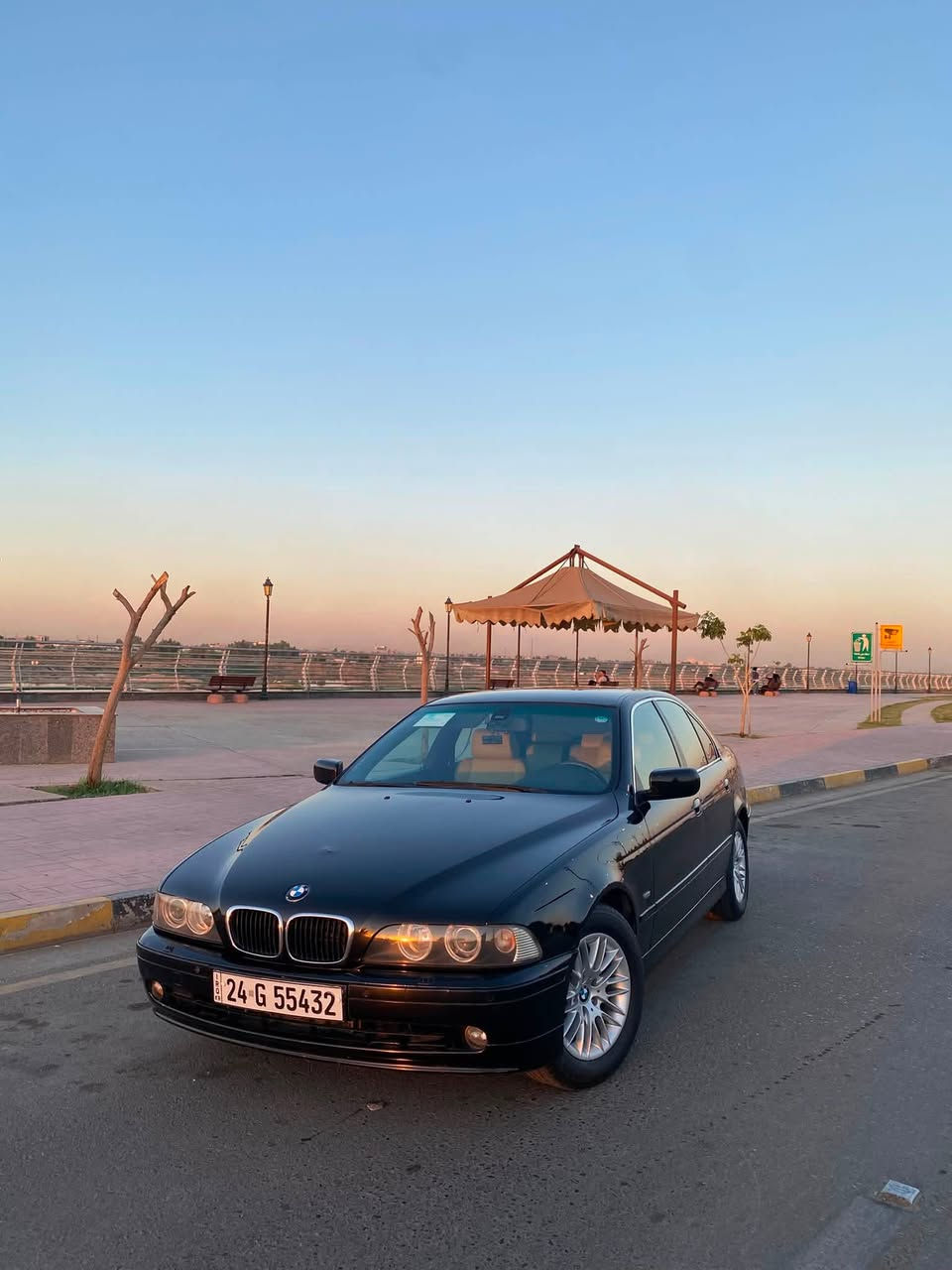 Bmw e39 موديل 2001
حجم 530 كير اوتوماتيك 
بدون ضرر بدون صبغ فقط مكانات بسيطه
غرفه جلد m
كروس سرعه
رقم دهوك انكليزي
السياره جاهزه من ناحية كير ومكينه وكهربائيات 
تبريد شغال 
سياره كلش جديده 
ومعروفه موصفات الصقر ميحتاج اطول واذكرهم
سعرها 127 ورقه
***********
واتساب ***********
