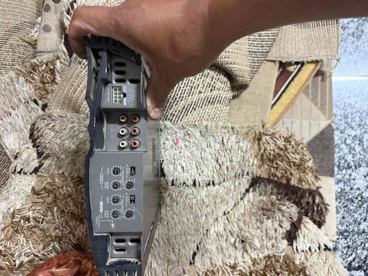 سلام عليكم مضغم صوت امبليفاير JVC مستعمل شي قليل شرط الفحص ما مفتوح ولا مصلح بعده شركة 4 مخارج يعني يشغل سماعتين بيضوية ودمام ***********
 السعر 100 وبي مجال بسيط

