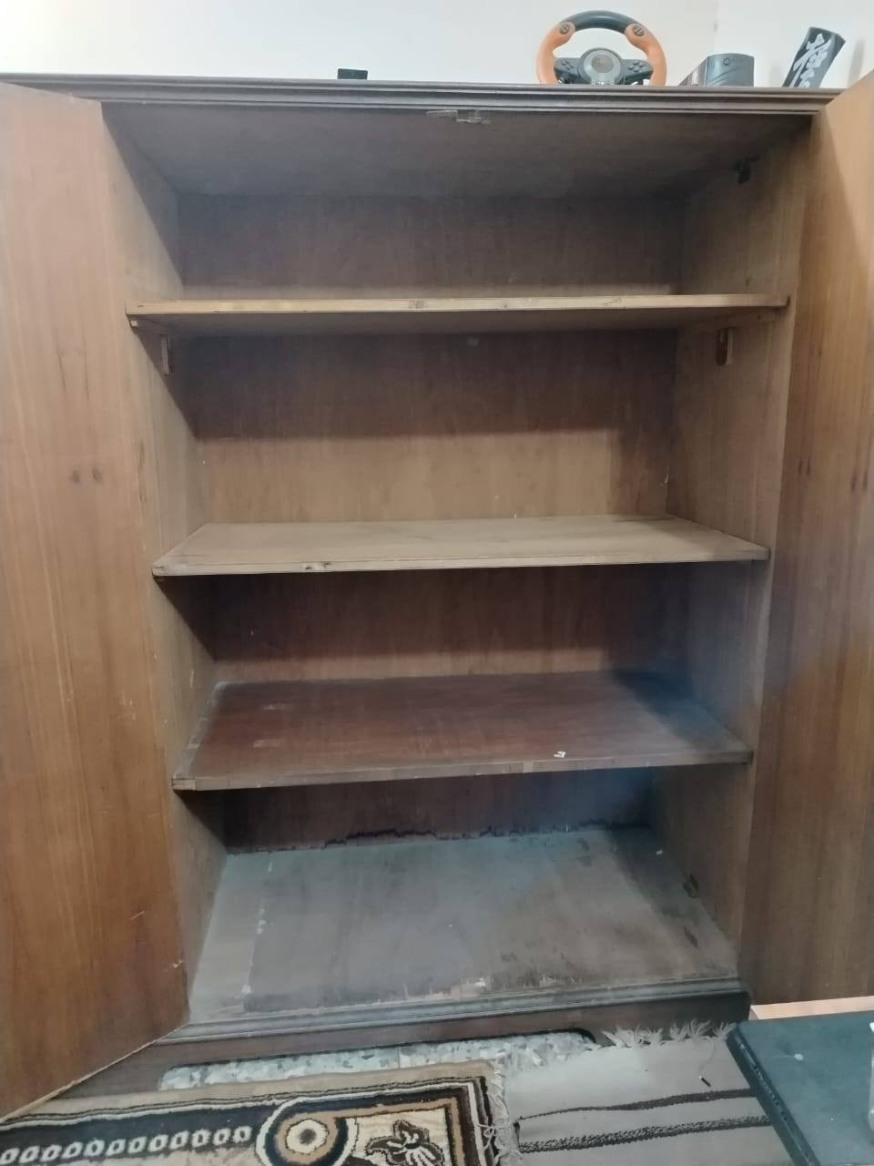 كنتور ذو اربع أبواب وميز تولايت في وسط للبيع سعر ١٥٠ الف في بغداد  الرصافه اتصال واساب ***********
