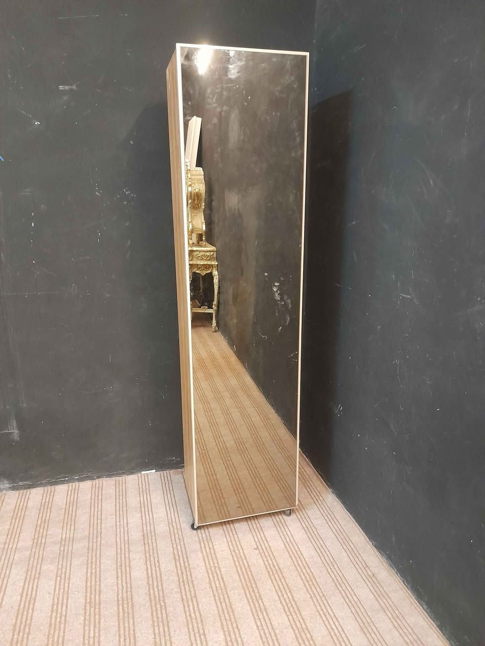 مراية غيافه 
السعر ٥٠ الف قفل 
عنوان بصره زبير 
*********** وتساب الزبير, البصرة
