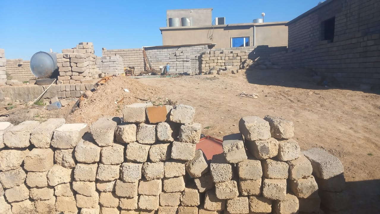 السلام عليكم تكعيبه للبيع مساحة الارض 275متر بيهى بلوك 2500 بلوكه قرب محطه ضفاف النهرين السعر 8مليون وبيه مجال ***********
***********
