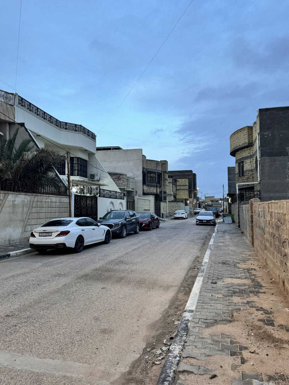 السلام عليكم 
دار للبيع في دور الصحة على شارع ١٠ متر  المساحة ٢٤٥ متر طابو ملك صرف بأسم عراقي بناء درجة اولى 
يتكون من طابقين وكراج وحديقة صغيرة 
الطابق الاول يحتوي على غرف نوم عدد ٢ وصالة وديوانية ومطبخ وصحيات عدد ٢ مع مخزن 
الطابق الثاني غرف نوم عدد ٤ وصحيات عدد ٢ ومطبخ وصالة 
السعر ٦٥٠ مليون وقابل للتفاوض
للاستفسار ***********
