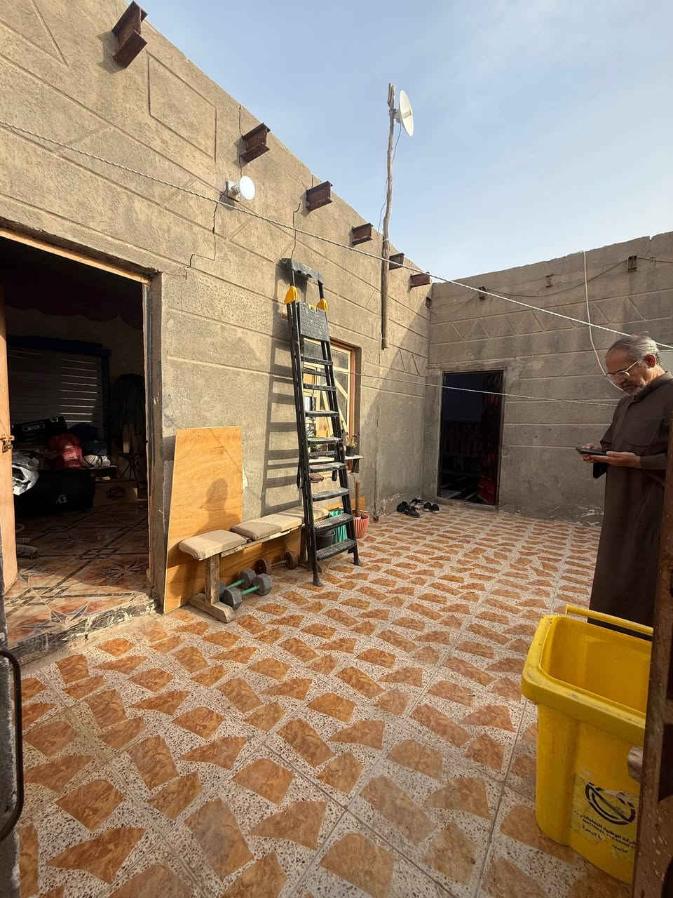 السلام عليكم ورحمة الله وبركاته
***********
دار سكن للبيع بسعر مناسب

مساحه 120 متر
على شارع 10 متر

جميع الخدمات متوفره 
مدارس كهرباء ماء مجاري

محتويات البيت⬇️
كراج
دوانيه + صاله
غرف منام 2
مطبخ + صحيات

العنوان أبي الخصيب طريق الوصطي مقابل مدرسة طيور الخصيب الأهلية

نوع العقار طابو ملك صرف زراعي عراقي سند 25

السعر 37 وبي مجال

للاستفسار ***********
