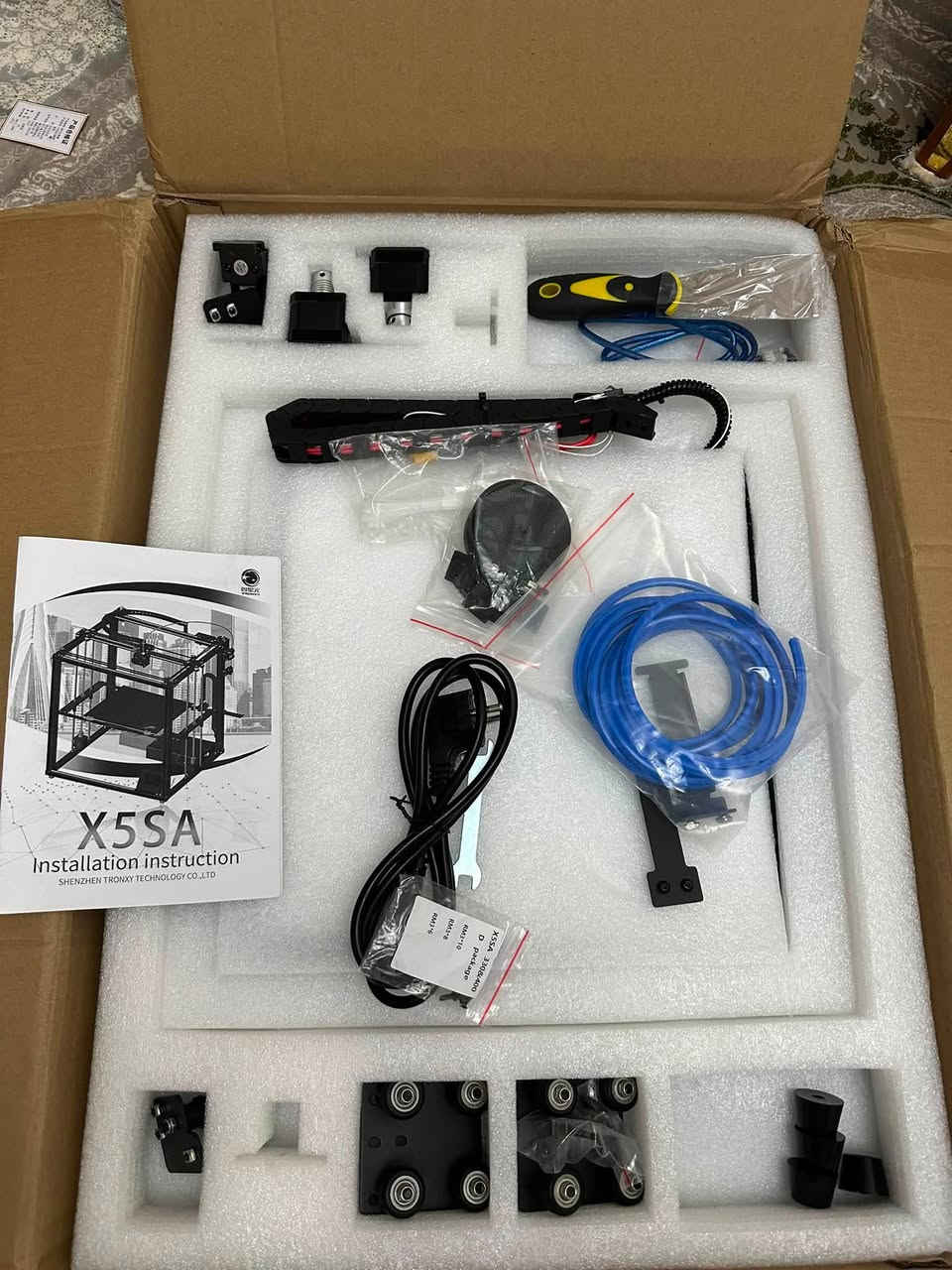 طابعة ثلاثية الأبعاد (3D Printer) من شركة Tronxy موديل X5SA - جديدة للبيع
السلام عليكم، متوفر طابعة ثلاثية الأبعاد احترافية وجديدة بالكامل من شركة Tronxy العالمية، موديل X5SA المعروف بدقته وثباته العالي، ممتازة جداً للمهندسين، أصحاب المشاريع، وهواة التصميم.
أبرز المواصفات الفنية:
 حجم الطباعة الكبير: \bm{330 \times 330 \times 400} ملم (تتيح لك طباعة مجسمات بحجم كبير جداً).
 دقة الطباعة: عالية جداً وتتراوح بين \bm{0.05} إلى \bm{0.3} ملم.
 المواد المدعومة: تدعم خيوط الفيلseparation المتنوعة مثل PLA, ABS, HIPS, WOOD وغيرها.
 البرامج المتوافقة: تعمل بسلاسة مع برامج Cura و Simplify3D الشهيرة.
 الشاشة: شاشة لمس ملونة لسهولة التحكم والإعداد.
حالة الجهاز: جديد تماماً (سِفر) وجاهز للعمل مباشرة.


**إذا كنت صاحب هذا الإعلان وتريد حذفه لأي سبب، رجاءا أرسل رسالة إلى الدعم الفني**