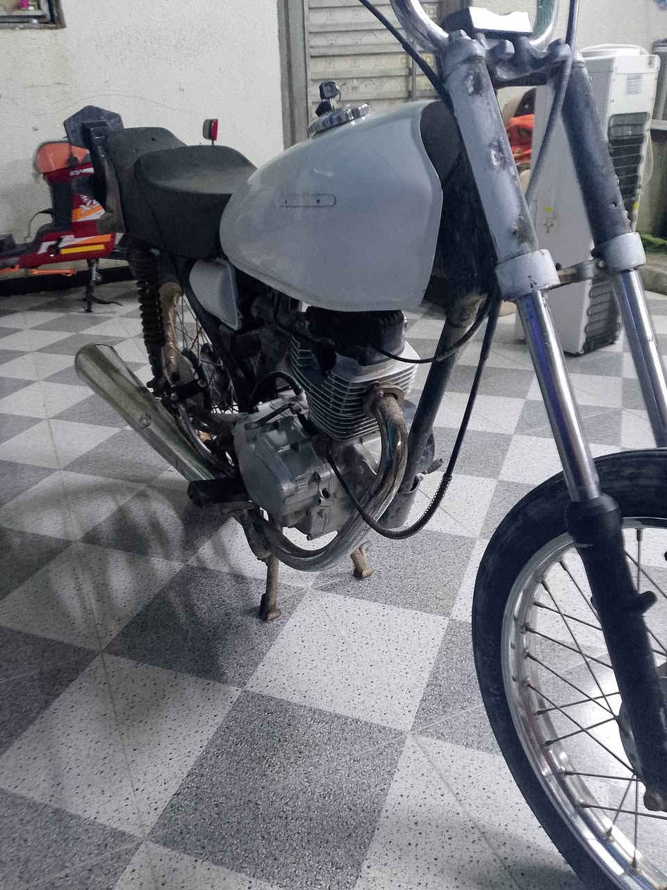 السلام عليكم دراجه للبيع كلك مفتوحه مفتوحه الدراجه مبدل بيها بس كور دراجه نظيفه محرك نظيف سبايدر طياري محرك نامه شلامجه دراجه من اول هندر شغل واطلع السعر 475 وبيها مجال العنوان البصره جزيره فيروزيه رقمي ***********متواجد وتساب وماسنچر
