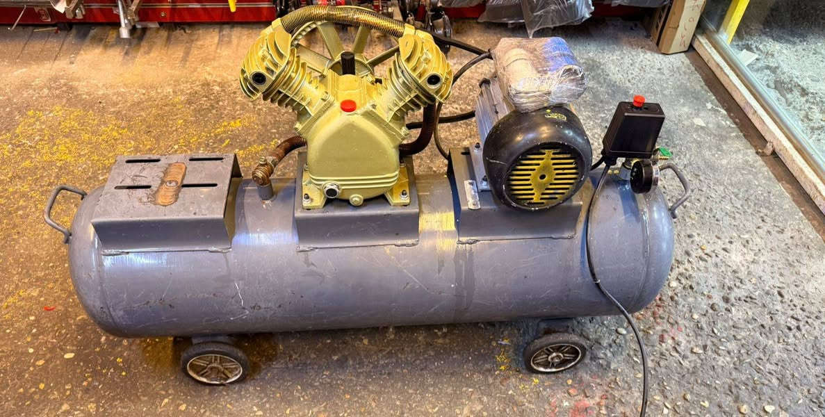 السلام عليكم كومبريسر هواء للبيع
ماطور سنكل وتاروسه بستمين بطل ١٦٠
150 الف قفل كلش جديد العنوان بغداد الحسينيه 
الاتصال***********
