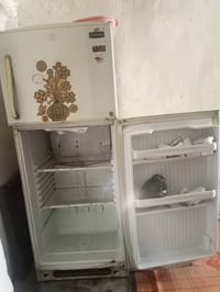 ثلاجه 14 قدم حجم كبير شغاله السعر70 رقمي 07805307246 مكاني بغداد الزعف...