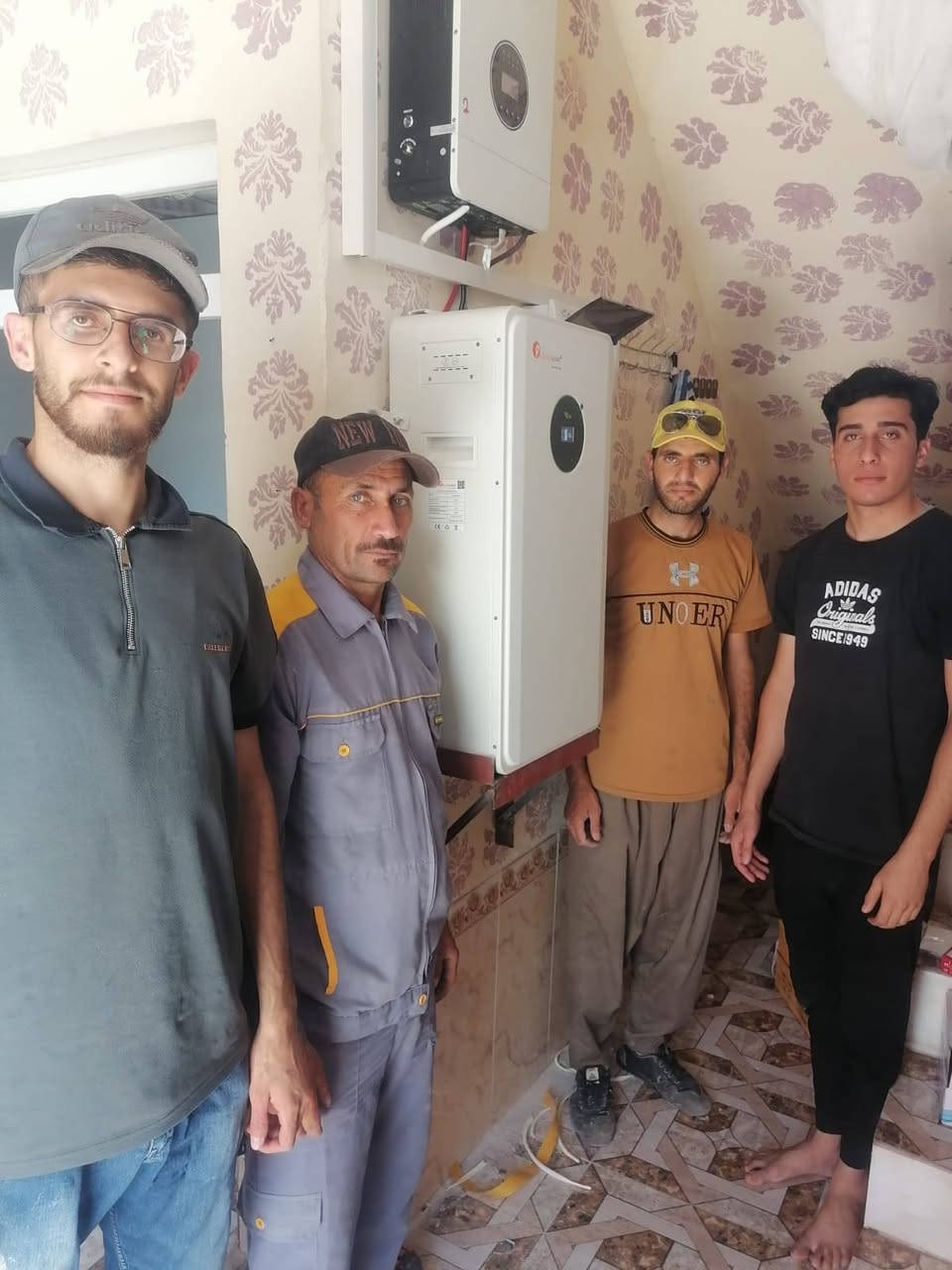 على بركة الله تعالى
تم بعون الله تعالى تنصيب منظومة طاقة شمسية متكاملة ذات كفاءة عالية، باستخدام مواد عالمية مضمونة لضمان طاقة مستقرة وأداء موثوق يدوم لسنوات طويلة.

🔹 17 أمبير نهاري
🔹 15 أمبير ليلي

تتكون المنظومة من:
▪️ انڤيرتر فلستي بقدرة 6 كيلو، بمواصفات عالمية وأداء عالي الكفاءة.
▪️ بطارية فلستي سعة 15 كيلو، ذات جودة ممتازة وعمر تشغيلي طويل.
▪️ ألواح لونجي HIMO X10 بقدرة 650 واط (وجهين)،  وكفاءة إنتاجية عالية.
▪️ هيكل حديد مغلون مقاوم للصدأ والعوامل الجوية.
▪️ بورد قواطع حماية متكامل لضمان أعلى درجات الأمان.
▪️ أسلاك ربط نحاس عالية الجودة لتحمل الأحمال بكفاءة عالية.
▪️ جميع الملحقات والتجهيزات الخاصة بمنظومات الطاقة الشمسية.

نلتزم بتقديم الجودة، الضمان، والدقة في التنفيذ بأيدي مختصة وخبرة موثوقة، لأن الطاقة الشمسية اليوم ليست رفاهية، بل استثمار حقيقي للمستقبل وتوفير دائم للطاقة.

📞 للاستفسار والحجز : ***********

#الفريق_الفني
#عكرمه_الحبيب
#طاقة_متجددة #اعمال_يومية
#الله_حيهم
