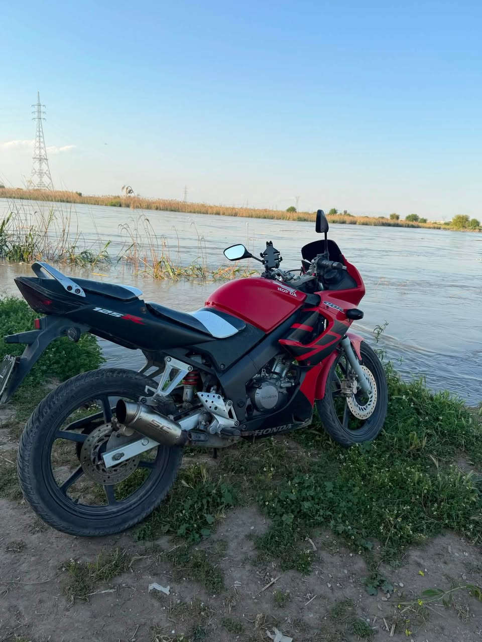 هوندا CBR 125R للبيع 
السلام عليكم شباب، دراجة هوندا CBR 125R (مثل ما واضحة بالصور) للبيع:
 المحرك: 125cc، المحرك شغال وبحالة ممتازة وجاهز.
 النظافة: الدراجة نظيفة محرك ما مفتوح.
 الوضعية: كير ومحرك شرط وكهربائيات كلها شغالة نواقصها بسيطة.


**إذا كنت صاحب هذا الإعلان وتريد حذفه لأي سبب، رجاءا أرسل رسالة إلى الدعم الفني**