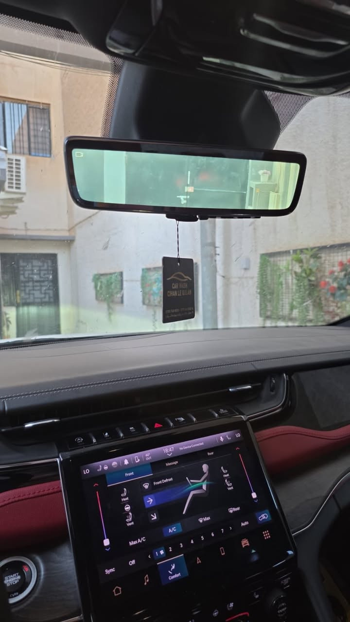 جيب كراند شيروكى
الموديل:2023 (خليجي)
العداد: 71 الف كم
المحرك: 3.6 لتر 6 أسطوانات (V6) 
القوة الحصانية: 293
عزم الدوران (نيوتن-م): 352
ناقل الحركة: اوتوماتيك 8 سرعات 

الضمان 3 سنوات أو 60،000 كم (ايهما أولاً)

المواصفات:
*نظام دفع رباعي 4X4 متطور
*نظام التعليق الهوائي (جكات)
*فتحة سقف بانوراما 
*الصندوق كهربائي بخاصية الفتح باستشعار القدم او البصمة
*ويل قياس 20 انج
*شاشة عرض لوحة القيادة على الزجاج الأمامي (داتا شو)
*شاشة التحكم الرئيسية لمس بنظام Uconnect 5 بقياس 10.1 انج مع نظام ملاحة
*شاشة القيادة الرقمية بقياس 10.25 انج
*رادار تفاعلي مع خاصية التوقف والانطلاق
*نقطة العمياء
*تحذير الخروج عن المسار
*نظام المحافظة على البقاء فى المسار
*نظام التعرف على اشارات المرور
*خاصية المساعدة على التوجية فى التقاطعات
*حساسات امامية وخلفية
*كاميرات 360 للرؤية المحيطية
*كاميرا رؤيا ليليه
*المرآة الداخلية مزودة بشاشة لعرض الكاميرا الخلفية
*مانع تصادم خلفى
*نظام القيادة شبه الذاتية
*مقصورة الركاب من الجلد الفاخر
*المقاعدة الامامية كهربائية ومساج وذاكرة
*المقاعد الامامية مبردة ومدفأة
*المقاعد الخلفية مدفأة
*نظام ابل كار بلاى و اندرويد اوتو لاسلكي
*نظام صوتي فاخر 9 سماعات من ALPINE
*دخول ذكي (بصمة)
*نظام التشغيل عن بُعد
*مرايا خارجية قابلة للطي كهربائيًا مدفئة
*مصابيح أمامية أوتوماتيكية مع مصابيح نهارية وكشافات ضباب LED 
*نظام التحكم التلقائي في الضوء العالى
*دواسات جانبية
*ماسحات زجاج أمامي حساسة للمطر
*شاحن هاتف لاسلكي
*انماط قيادة متعددة رياضية وللطرق الوعرة
*وسائد امان هوائية أمامية/جانبية/ خلفية.
للاستفسار ***********
