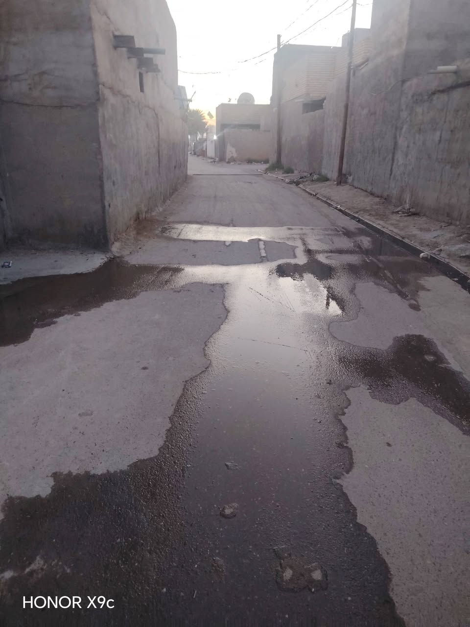 السلام عليكم بيت للبيع مساحته 280 المعامل عمار يخلف مطعم الحجي زراعي واقع حال سعر البيت سعر البيت 27 نقد واقساط متوفره جميع الخدمات خلف مطعم الحجي قرب حسينيه ام البنين اللي ما يشتري لي يتصل ***********

