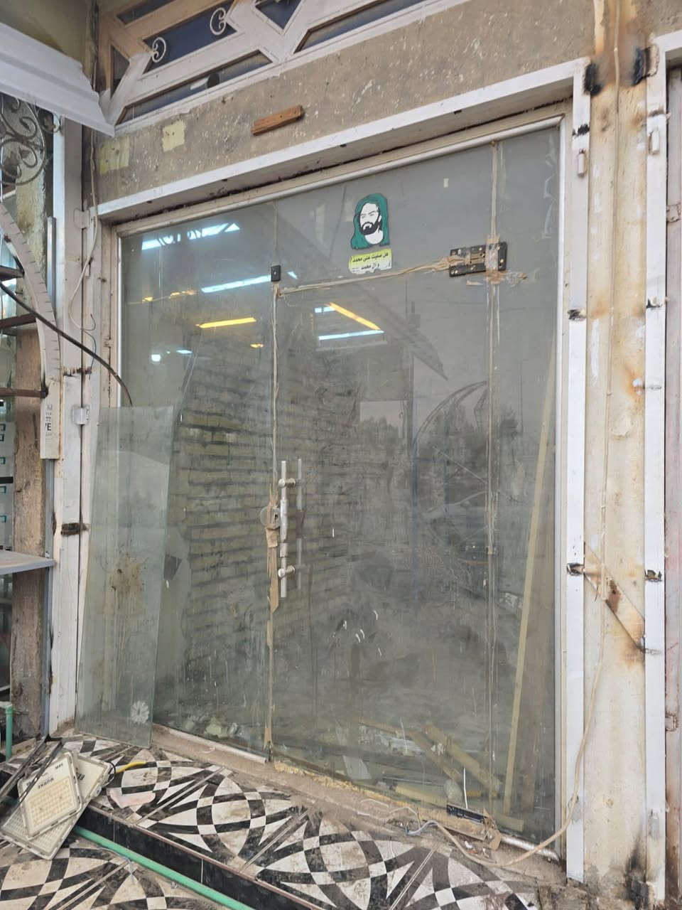 للبيع جام خانات عدد ٤ واجهات مع ٤ باب
للإستفسار *********** 
مكان كوت
