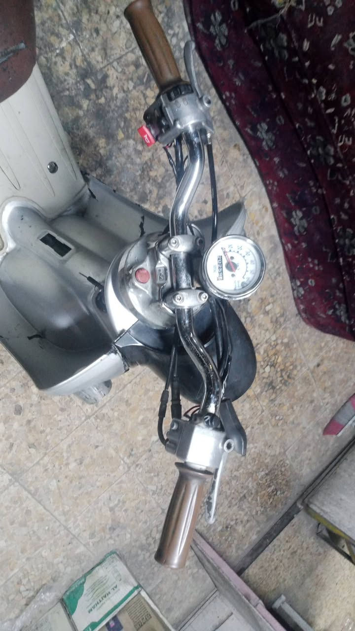 سلام عليكم للبيع دراجه كلاسك نثيه دراجه شغاله هندر واحد فقط بأي وقت شلعه ومعدل يخبل مكينه بلاديه لاصوت ولا شي ولا اكسل نقصه ذيل مال بكلايت  و باتري  سلف شغال اشاير لايت هورن كلهن شغالات نقصه باتري فقط مكاني مدينه صدر سعر 200 وبيها مجال للطيبين وهاذا رقم تليفوني ***********
