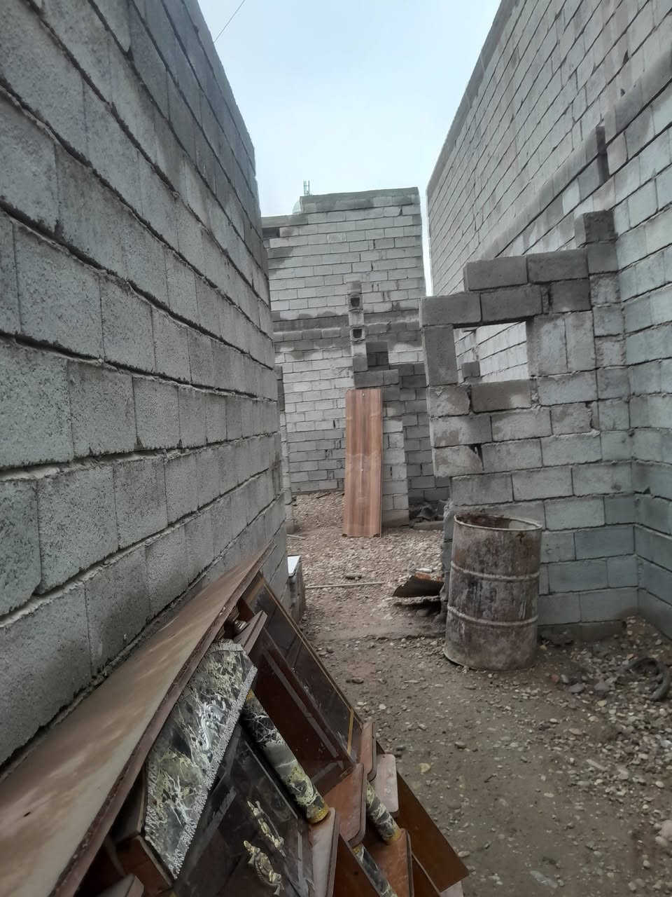 هيكل للبيع قطعه ومقاطعه خلف دكتور حسن البيطري المساحه ١٤٠متر خدمات ماء كهرباء مجاري ومشمول بتبليط السعر ٢٥ وبي مجال اتصال ***********
