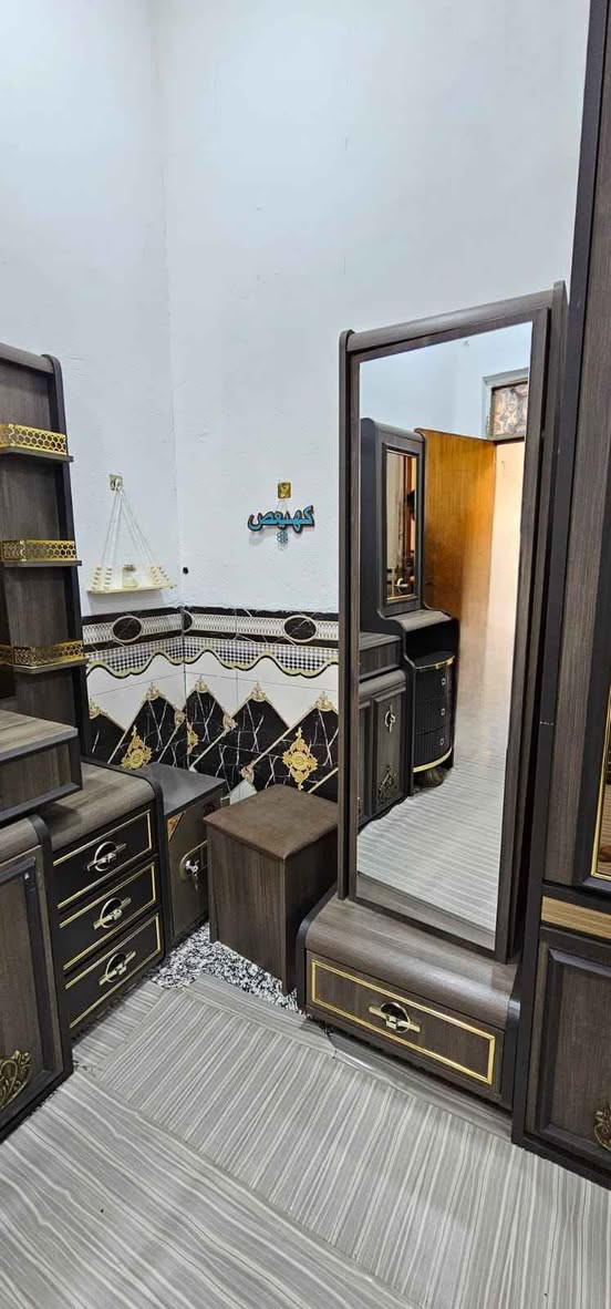 السلام عليكم غرفة اخشاب تركية جديده كلش الغرفه ضخمه وحلوه العنوان حي الحسن العسكري رقم *********** سعر اتصل ع رقم  لهاتف + غرفه تخبل تجي وتشوفه عمارة, ميسان
