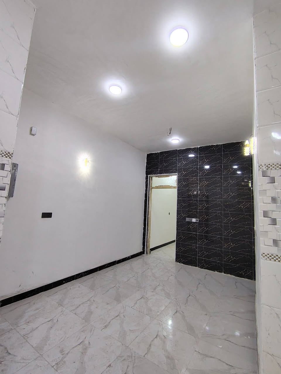 50 متر للبيع 
_طابو زراعي سند 25 قرار محكمه مرقم ومشمول بالتطويب
_قريب من الشارع العام بالخط الاول مسافة 100 متر 
_بناء طابوق نهروان جمهوري صب تسليح مركزي اساس وسقف السطح مطبك شتايكر 
_غرفه وصاله ومطبخ وصحيات داخليه ومدخل ومخزن بالطابق الثاني
خدمات كامله ماء كهرباء تبليط خط مولد سوك مدارس اهليه وحكوميه انترنيت
بسعر 26 وبي مجال
للاستفسار اتصل على *********** أو مراسله واتساب
