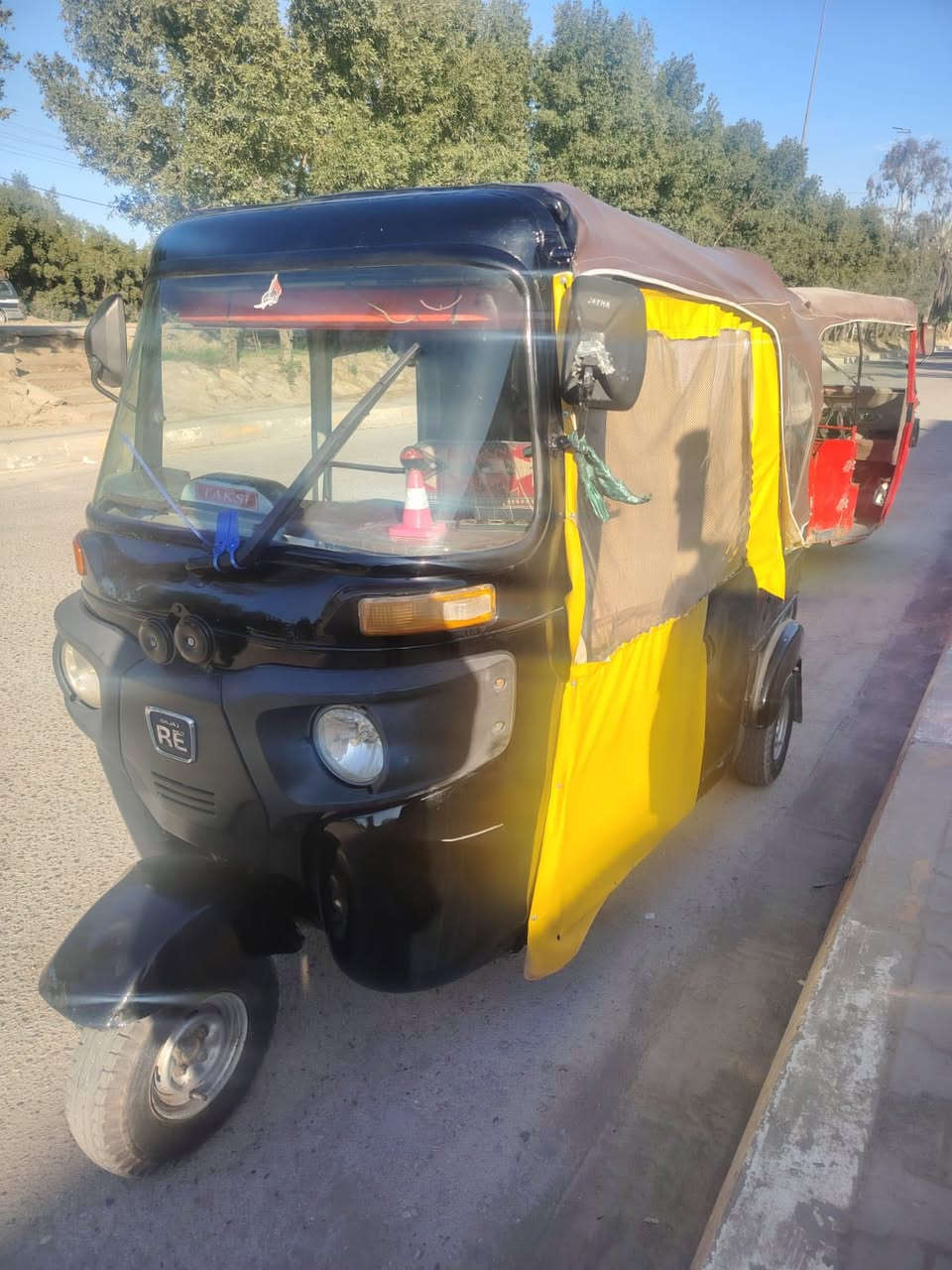 سلام عليكم تكتك 2022للبيع
مصبوغه صبغ عام وبيها قليل خياسات 

سعر 7وبيها مجال
***********
