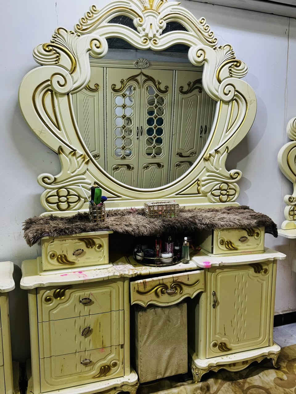 سلام عليكم غرفه تسكام عراقي قبل سنتين سكمته 8 بوب خشب كله مملي وكامل ملحقاته ونضيفه بدون كسر اي شي مشتري ب2750. حالين ابيع بمليون  ***********
