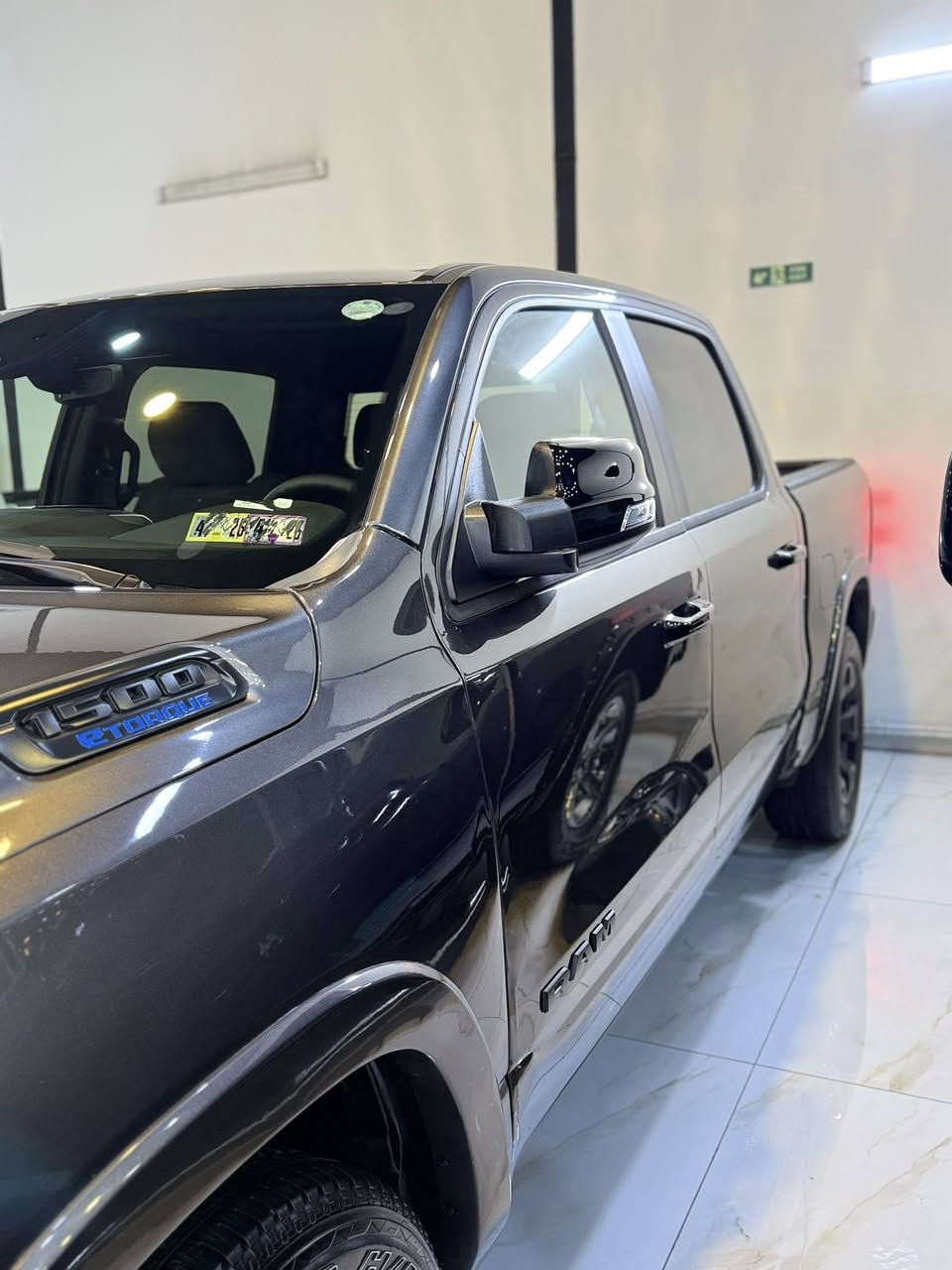 RAM 1500 BIG HORN

رام 1500 بك هورن باب طويل 

الموديل :2025  . 

العداد :   1700ميل.

المحرك : V6 3.6توربوو. 

*حادث جاملغ و باب بدون دواخل

السعر :    السيارة بسعر مناسب جدا 355 ورقة فقط. ..

المواصفات :

* دفع رباعي 4x4. 

* نقطة عمياء. 

* كاميرة خلفية.

* لوحة القیادة دیجيتال

* المصابيح الخلفية LED. 

* دخول ذكي (بصمة). 

* تشغيل عن بعد .

* شاشة تيسلا 

* نظام ملاحة نفكيشن GPS.

* حساسات امامية وخلفية.

* مكيف خلفي.

*محدد سرعة.

* ويل كروم قياس 20 انج.

* نظام اطفاء وتشغيل اوتماتيكي.

* مرايا كهربائية جانبية من الكروم قابلة للطي كهربائيا.

* الشباك الخلفي كهربائي. 

* المرايا الجانبية تدفئة. 

* باب الصندوق كهربائي.

* امكانية تعديل ارتفاع دواسات البنزين والبريك.

* هاند بريك كهربائي.

* حساسات امامية. 

* حساسات خلفية. 

* مرايا مع خاصية التعتيم الذاتي. 

0773 443 6969
واتس ئاپ
0750 835 3939
كؤرةك و واتس ئاپ
