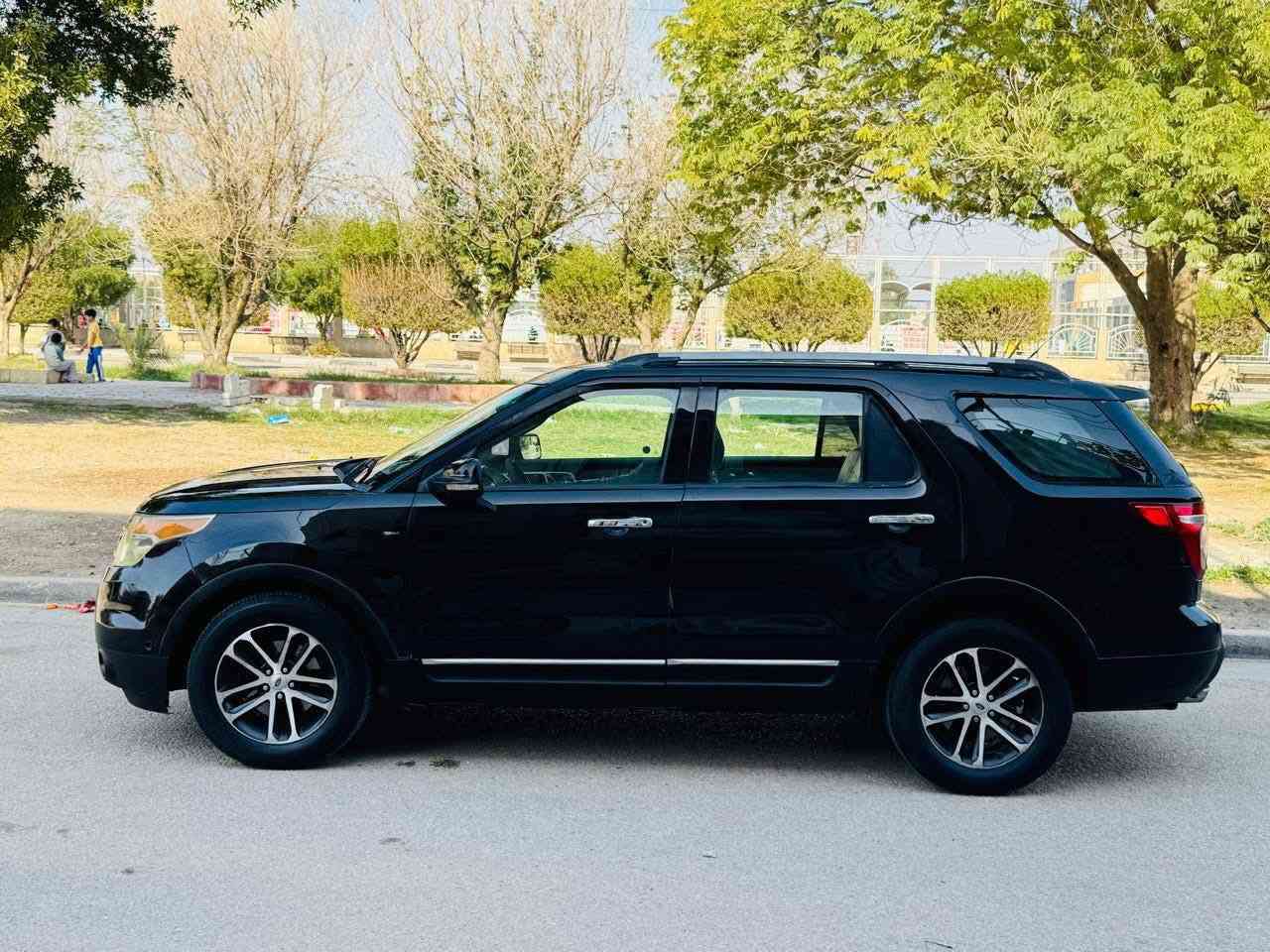 سلام عليكم 
فورد اكسبلورر للبيع مديل 2012 فئه (لمتدد)  ارقام دولي جديد بغداد مواصفات السياره 
1-اشاير بالمري
2-ثلاث قطع تبريد 
3-تحكم تبريد منفصل 
4-تحكمات الدشبول كله touc(لمس) 
5-دواخل لونين كشنات جلد 
6-شاشه كبره بلادي
السونار مرفق بالمنشور مكينه بيه خيط تبخير سعر 105 وقابل للتفاوض للاستفسار اكثر *********** *********** مكان بصره أبي الخصيب
