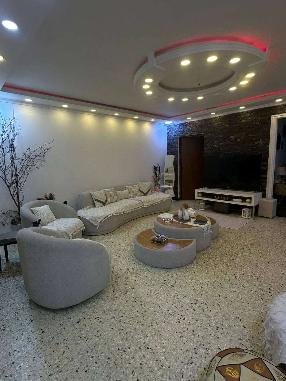 متوفر شقه لأيجار في شقق الصالحيه العمارات الزرك عماره صغيره على شارع العام الشقه ركن مكونه من 3 غرف اثاث درجه اولى نحن اصحاب الملك 

لاستفسار الاتصال على الرقم 

***********
