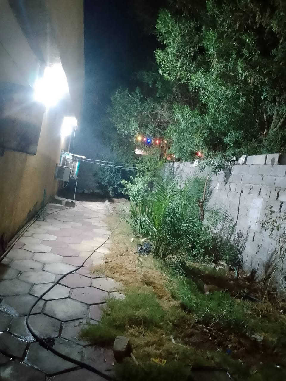 السلام عليك عندي بيت اللبيع في منطقة حي البساتين خلف أسواق دنيامساحة ٣٠٠مترقريب الشارع العام منطقة كاملة ماء ومجاري ومقرنص المنطقة خيرمن الله الاستفسار على هذا الرقم ***********
