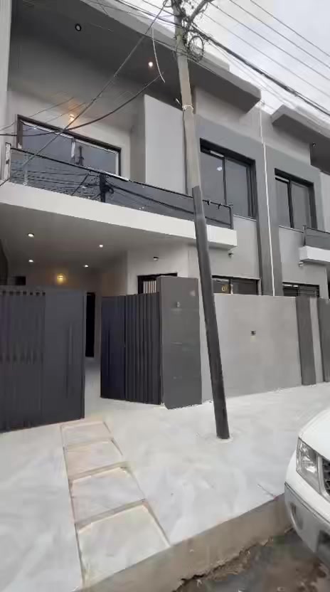 فرصة ذهبية في حي النور.. بيت العمر بمواصفات "سوبر" وموقع مميز! 🏠
للبيع منزل واسع وفخم في منطقة حي النور الراقية، تصميم يجمع بين الذوق الرفيع والمساحة الكبيرة التي تناسب العوائل الكبيرة.

📏 المساحة والواجهة:
• مساحة الأرض: 190 متر.
• الواجهة: 7.5 متر (واجهة ممتازة).

🏡 تفاصيل المنزل:
يحتوي البيت على 7 غرف نوم موزعة بذكاء:

• الطابق الأرضي: غرفتين نوم + استقبال واسع + هول داخلي يتميز بوجود نافورة تضفي جواً من الراحة والجمال ⛲ + ملحقات صحية كاملة وحمام.

• الطابق الثاني: 5 غرف نوم واسعة + مجموعة صحية متكاملة.
• الملحقات: بيتونة + سطح واسع.

📍 الموقع والخدمات:
• يقع في حي النور، موقع جداً مميز.
• شارع عريض ومبلط بالكامل، سهولة في الوصول وموقف للسيارات.

💎 ملاحظة: البيت جاهز للسكن ولا يحتاج لأي مصاريف، مثالي لمن يبحث عن الاستقرار والراحة

السعر 355 مليون

📞 للاستفسار والمعاينة يرجى الاتصال على:
] ‭٠٧٧٣ ٥٩٢ ٩٠٨٠‬
#عقارات_الموصل #حي_النور #بيوت_للبيع #عقارات #بيت_فخم #فرصة_شراء
