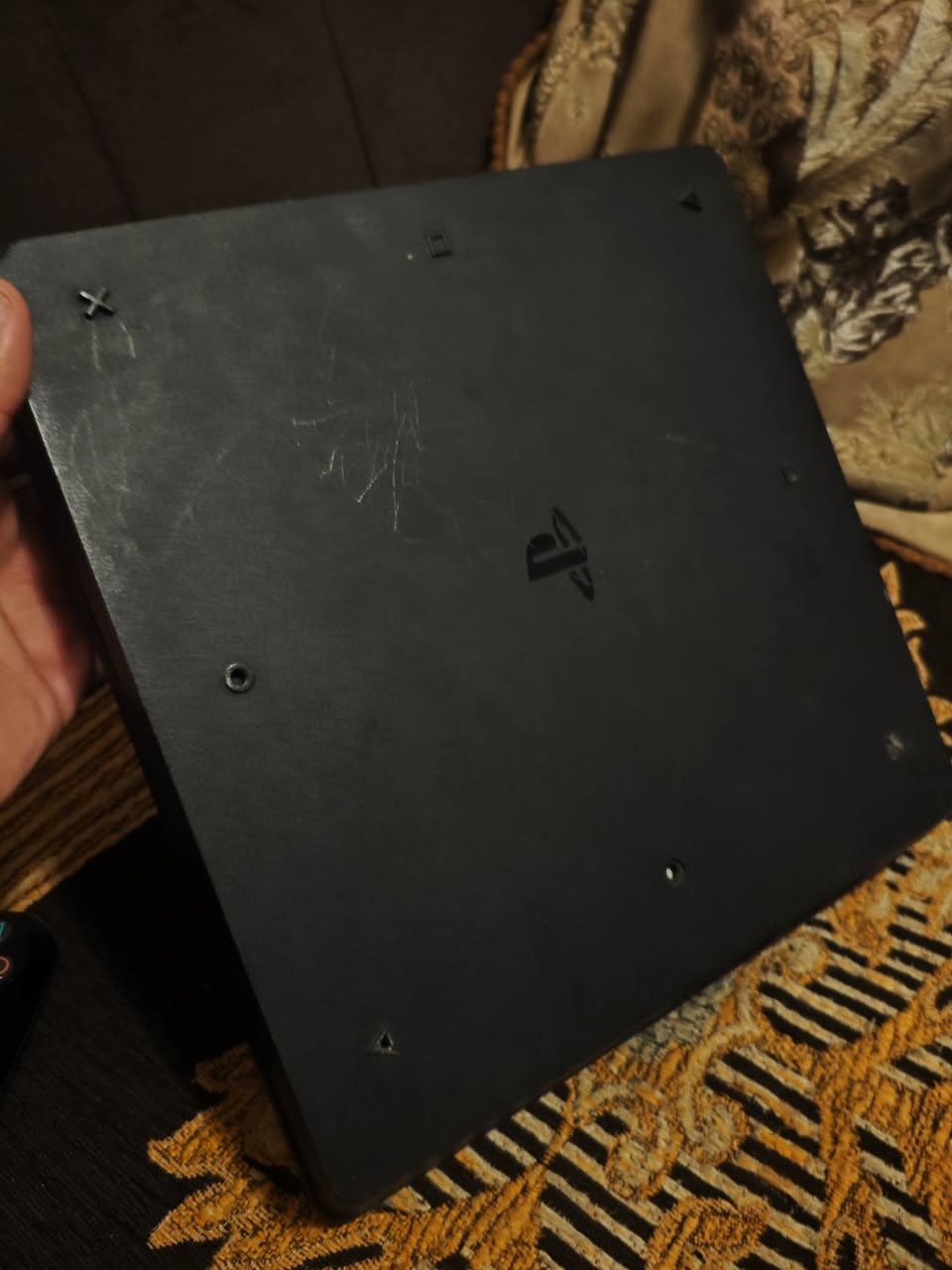 السلام عليكم بلي 4 كامل مابي اي شي شغال وياه يدات ثنين وكيبلات كله كامل بل صوره يده وحده الثانيه ضامها الي الي مهتم يتصل على هذا الرقم ***********

