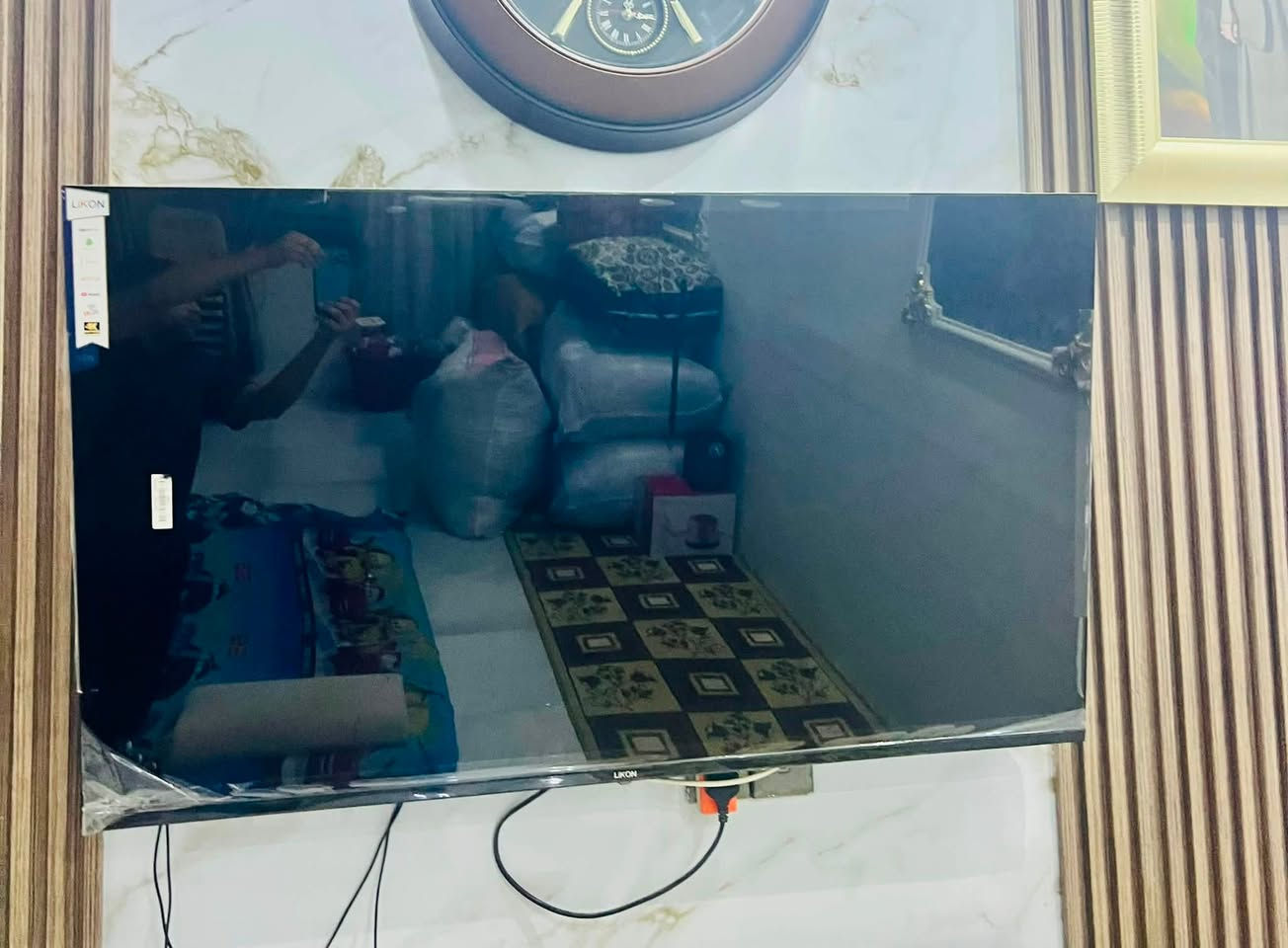 سلام عليكم بيع مستعجل عندي بلازمه ام النت جديده ومصالي هواي من مشتريه شغاله البلازمه وحجمه 52 سعر 250الف وبيه مجال 
وعندي ميز يصير جوه البلازمه تريد تكبر تريد تصغره سعر 115الف وبي مجال 
سبب البيع اريد اشيل لغير مكان وما يرهمن بذاك البيت 
مكاني بغداد بغداد الجديده 
هاتف اتصال/***********
واتساب فقط /***********
