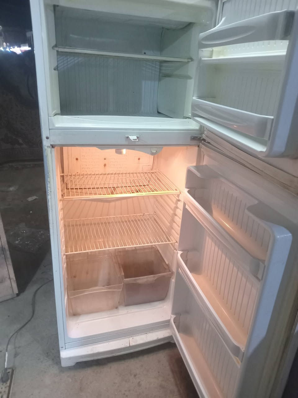 ثلاجات ٢ الحمره ١٠قدم نضافة ٨٠% سعره ١٢٥الف وبيه مجال والبيضه ٢٢قدم كونكورد غني على فبلاديه ماداخله تصليح سعره ٢٠٠الف وبيه مجال مكاني بغداد الزعفرانيه وكو توصيل وأي استفسار الاتصال ***********
