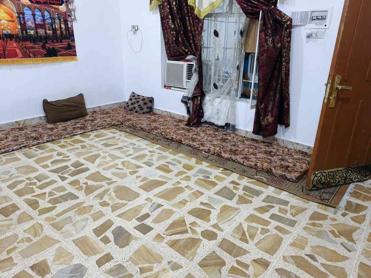 للبيع دار مساحه ٢٢٥ متر طابقين
يحتوي على ٣ غرف نوم 
خدمات كامله الدار بحاله جيدة جدا 
الموقع تقاطع الساده نهر الشيخ خلف صيدلية الساده المركزية
بسعر مناسب للاستفسار ***********
