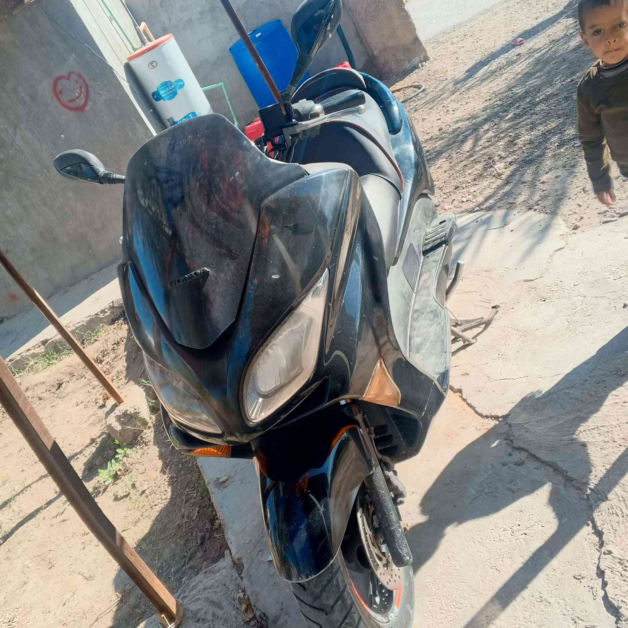 09
الدراجه خير من الله 
750
وبيهه مجال بسيط
كزوز رياضي 
مسجل دمام
الدراجه كاعده وحلوه
***********
