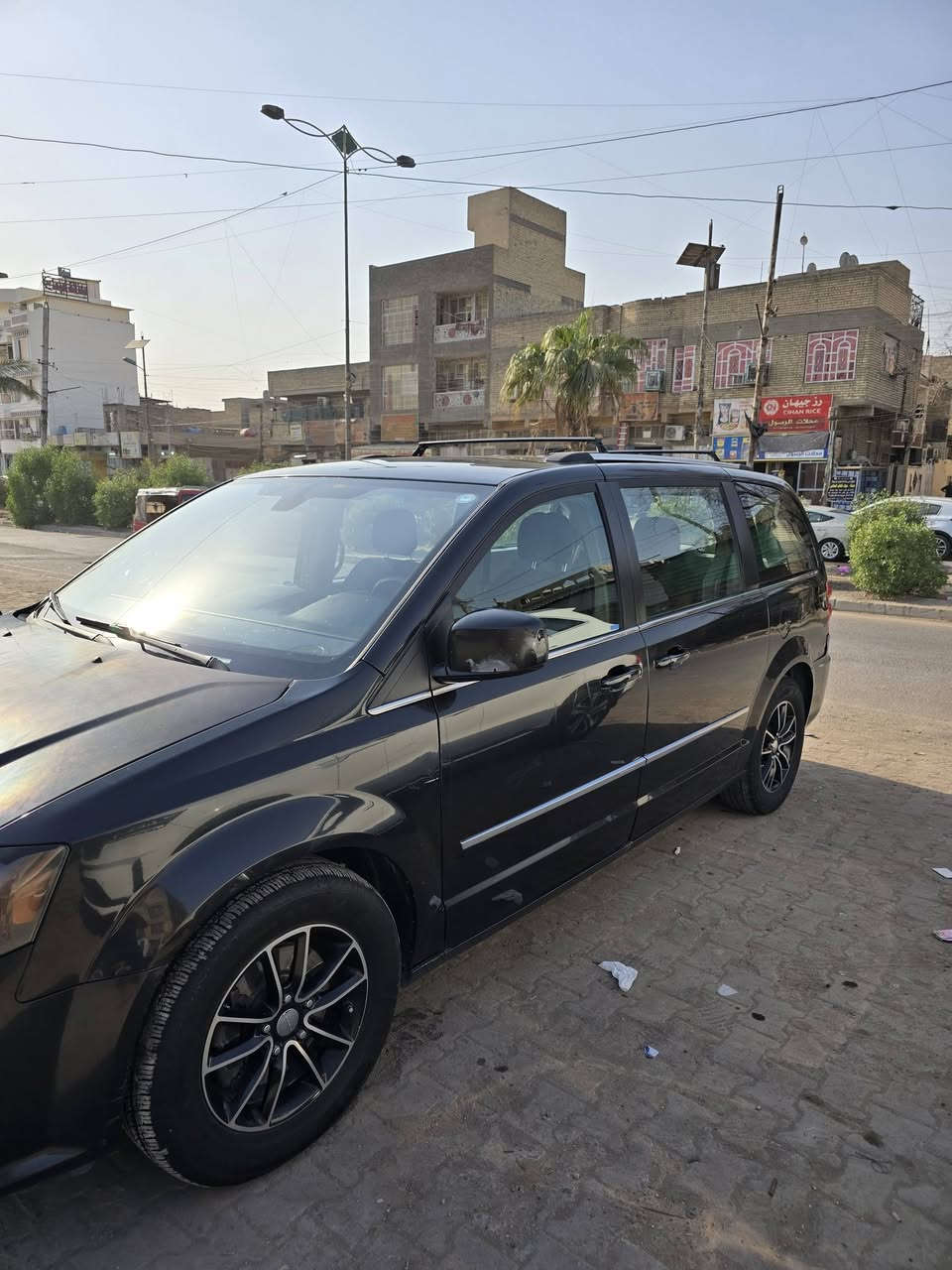 السلام عليكم
دوج كرفان مديل 2017 لون اسود رقم اربيل 
مواصفات نص فول .سعر 150$
العنوان بغداد/مدينة الصدر 
***********
