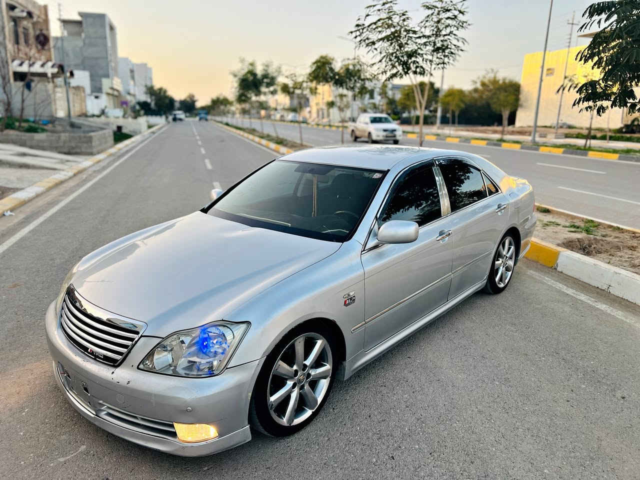 بـەناوی خوای گەورە . 
مـاشاااللە لەمــاڵی ھەمو لایەك 🤍.
بــۆ فرۆشتن شـاھینە سپۆڕت 2005..
بــڕاوە بـڕاوە
گــێڕ و مەكـینە بچوك 180. بەنزین ھەر نـاخوات 
3 دوگمە كـوشن پەڕۆ .
نـاو ڕەشی سـاج سـور.
سـەیارەكە تـازە داخلە كـامل كـامل مەسروف كراوە دینارێ مەسروفی نیە ..
جامم ھەڵگرتوە سارد و گەرم و برێك بەسراوە ..
شـاشە و كامێرای مەزبوت ..
تـاخمێك تایەو ویلی دینگە سفر .
4 دەبڵی سپۆڕتی لەژێڕە بە دڵی خۆت بەرز و نزمی پێ بكە ..
سەیارەكە ماشااللە زۆر زۆر جوانە .
سەقفی شوشەیە .
چاڵ و شوختی نیە تەنھا قوپاویەكی بچوكی ھەیە لەسەر بۆنیدەكەی لە وێنەكانە دیارە ..
گێڕ و مەكینە و كارەباییی بەشەرت . 
سەقف و حیزام و ڕەقەم شاسی و كەڤەر گۆڕاویش بەشەرت ..
سەیارەكە ڕوبەڕو لە ڕەسمەكان جوانتر نەبو مەسروفی ڕێگەت بە دووقات بۆ ئەگێڕمەوە....

ھەر ھەمو شتێكم نوسیوە ڕەحمەتت لێبێت موشتەری نیت سەری خۆم و خۆشت مەیەشێنە باوانم ..
نـرخی 48 گەڵاو مەجالێكی كـەمە .. 
لە كـەلارم 🤍.
***********
