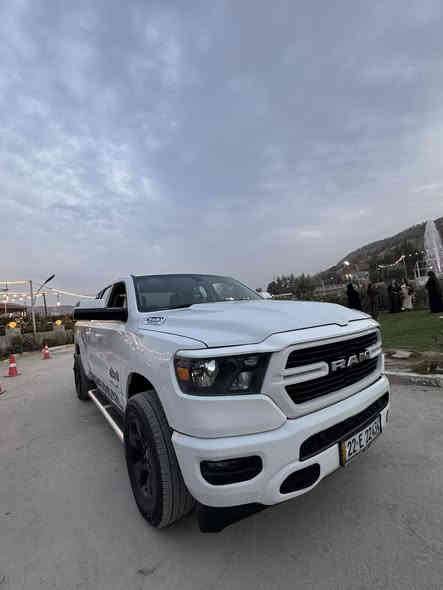 السلام عليكم 
دوج رام موديل 2020 
محرك 3600 
بدي طويل باب قصير 
ماشية 131 الف كيلوو
ويل 18 
مكينه وكير كفاله 
تبريد تدفئه 
تخم تاير نظيف
سياره ما بيها نقص كلشي 
رقم اربيل سنويه ل2027/4
سياره باسمي تحويل ثاني يوم 
حادثها موضح بصوره 
وبيها كلير ربع باب البدي بدون فتح ومعجون
السعر 190 قفل 
للاستفسار ***********
