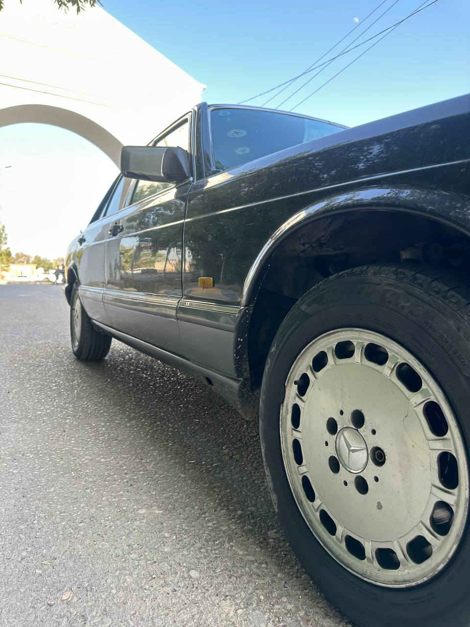 السلام عليكم
مارسدس جامبو باب قصير 
موديل 1989 بغداد دولي باسمي 
مكينه بلاد قبق اسود
تشگ الگاع شك 
اترايك وين ميعجبك  
كير ومكينه جدد خير من الله 
اريل كهرباء 
تبريد 
تخم تاير 
حداديه 70 %
سياره جدا نظيفه ما مغسوله احلى من الصور 
السعر 70
***********
