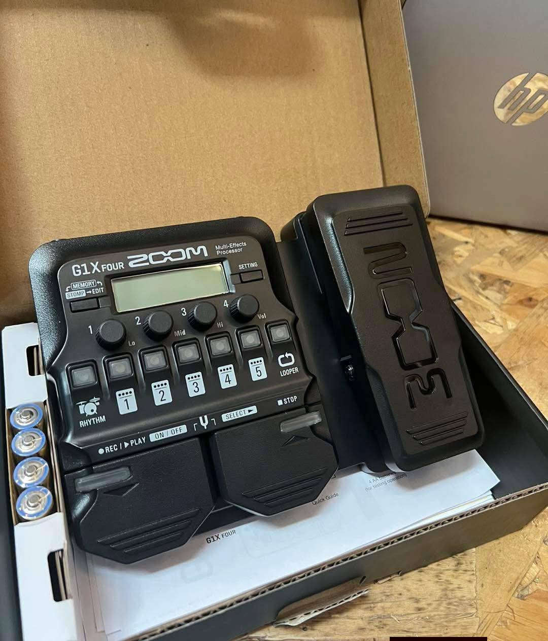 السلام عليكم اعلى سعر ابيع واتساب ***********
المؤثرات والمحاكاة: يحتوي على أكثر من 70 تأثيراً مدمجاً، بالإضافة إلى 13 نموذجاً لمحاكاة الأمبليفاير (Amp Models) والكابينات الكلاسيكية مثل Fender وMarshall وOrange.
دواسة التعبير: تتيح لك الدواسة المدمجة التحكم في المؤثرات أثناء العزف، مثل مستوى الصوت (Volume)، والـ "وا وا" (Wah)، والـ "ديلاي" (Delay)، وتغيير حدة الصوت (Pitch).
جهاز اللوبر (Looper): يمكنه تسجيل ما يصل إلى 30 ثانية من العزف بجودة عالية، مما يسمح لك بإنشاء ترتيبات موسيقية متعددة الأجزاء.
أنماط الإيقاع: يتضمن 68 نمطاً إيقاعياً (Drum Patterns) داخلياً لمرافقة عزفك وتسهيل التدريب.
برنامج Guitar Lab: يتوافق الجهاز مع برنامج Zoom Guitar Lab (لأجهزة الماك والويندوز)، والذي يتيح لك تحميل أصوات وتأثيرات جديدة وتعديلها بسهولة عبر الكمبيوتر.
التشغيل: يعمل الجهاز بواسطة 4 بطاريات AA، مما يجعله سهل الحمل والاستخدام في أي مكان.
