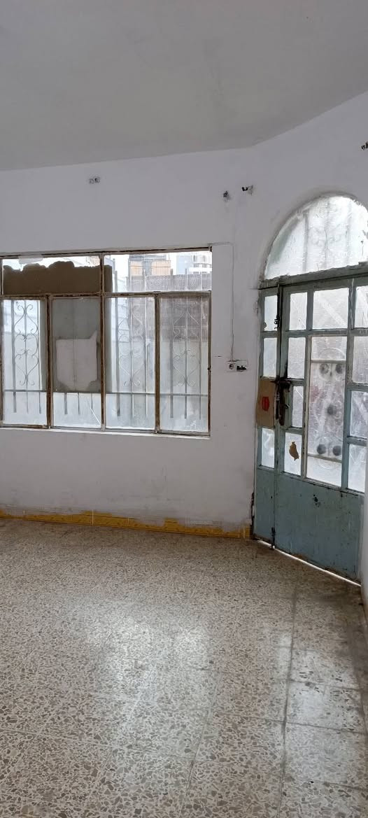 دار للايجار حي الصحه بالقرب من مرطبات الصفار
مساحة الدار 150متر طابق ونص 
3 غرفه نوم  هول حمام مطبخ استقبال 
للاستفسار الاتصال على الرقم 
 ***********
