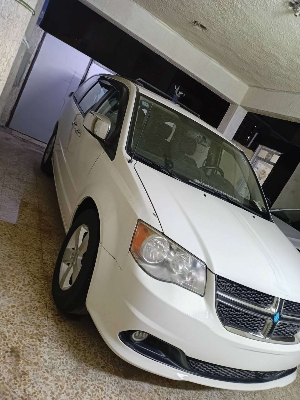 دوج كرافان مديل ١٣ وارد أمريكي حادثة جاملغ وبنيد بدون دوخل كير مكينة مكفول صدر جديد تبريد ثلج سياره بسمي رقم بغداد  سياره نص فول سعرها ١٤٠ للاستفسار ***********
