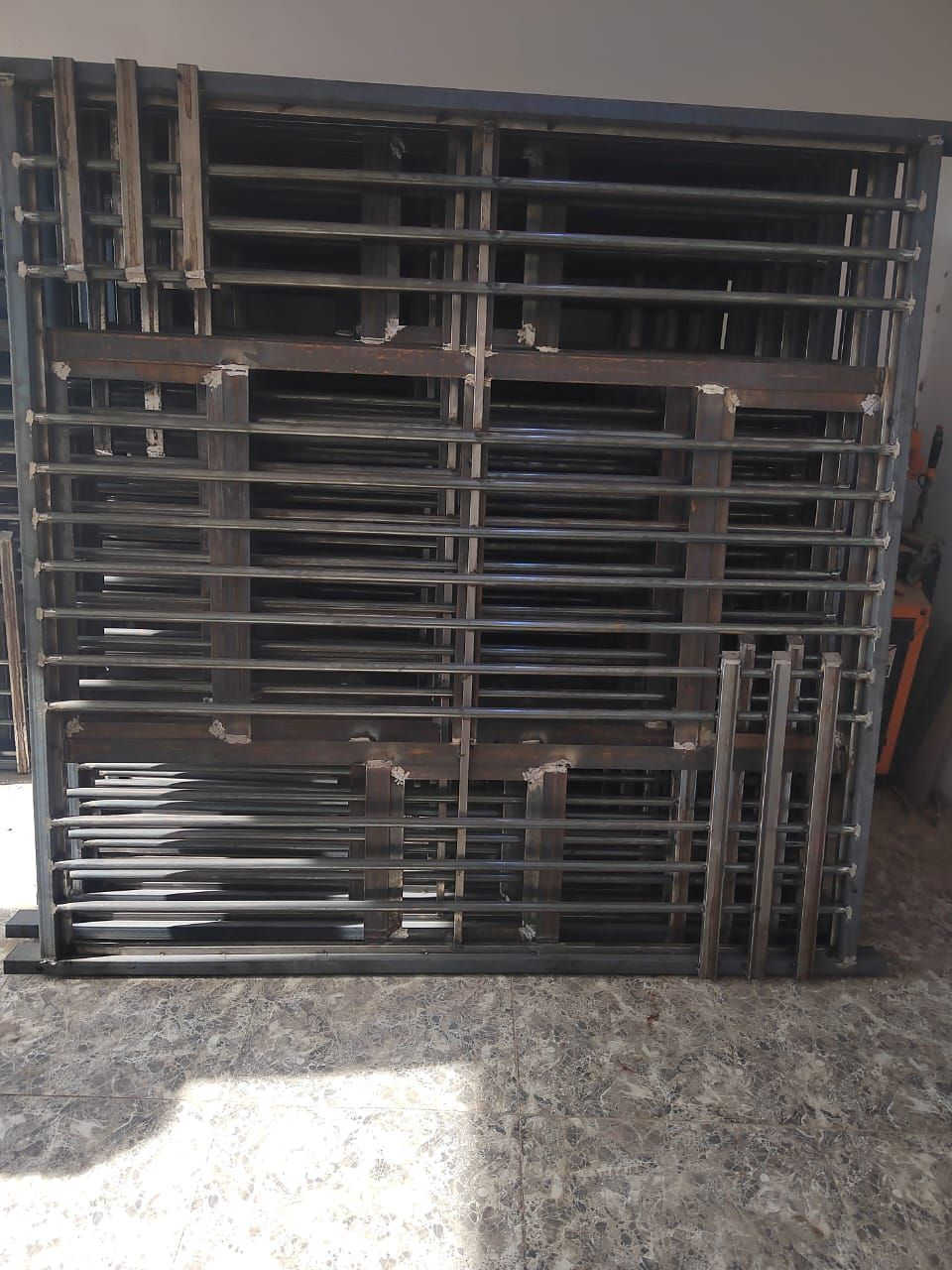 معمل حداد السلام بواب وشبابيك جملة فقط جنل ٣ مليم ونص  داخل مليم ونص شغل  درجة أوله  مكاني بغداد جملة فقط ***********
