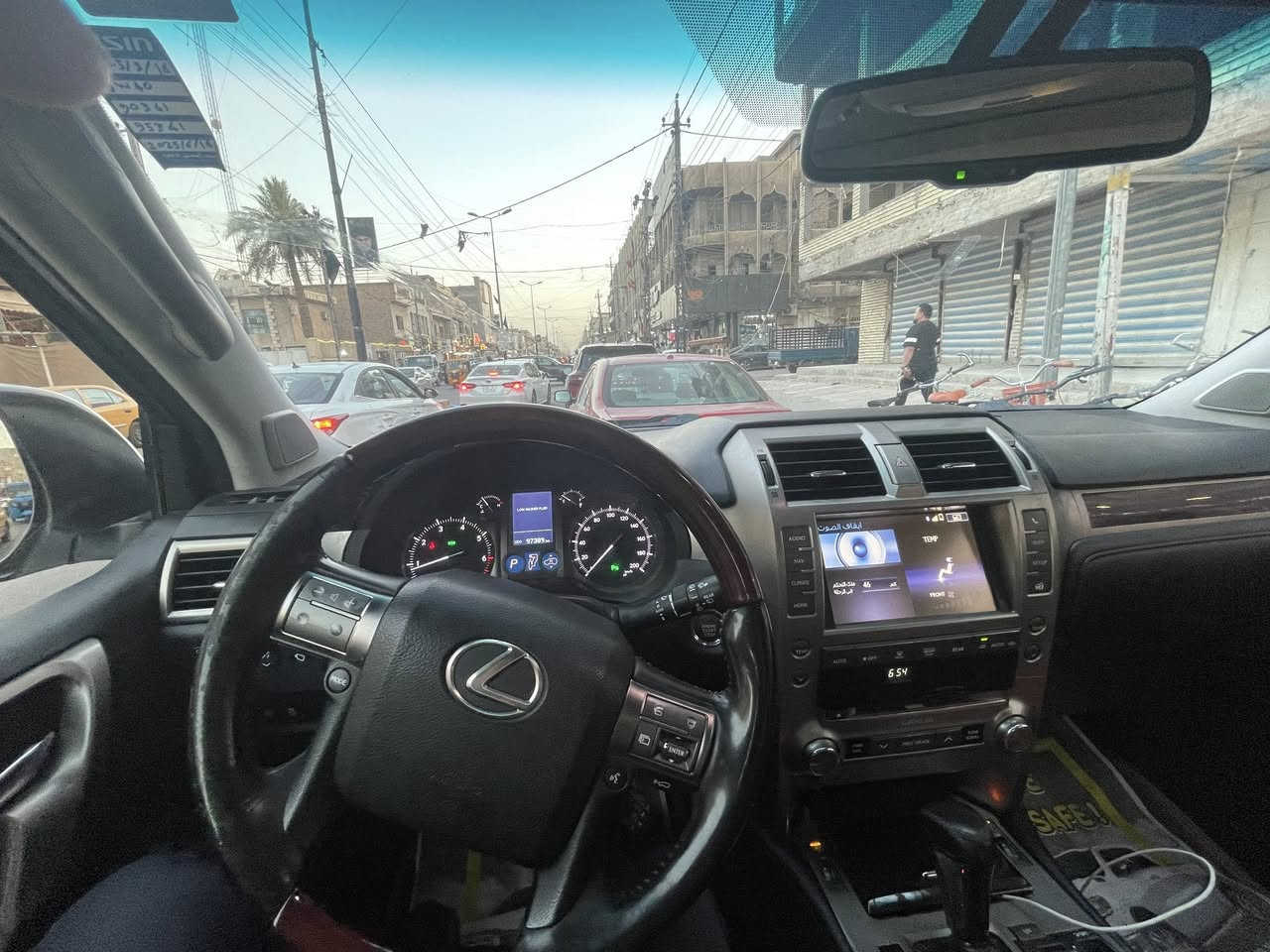 لكزز بدي برادوا ٢٠١٧
المحرك والأداء:
• محرك: V8 سعة 4.6 لتر
 • قوة: حوالي 301 حصان
 • عزم: 446 نيوتن.متر
 • ناقل حركة: أوتوماتيك 6 سرعات
 • دبل (4WD) دائم

الصرفية:
 • معدل استهلاك الوقود: تقريبًا 6–7 كم/لتر داخل المدينة
 • خزان الوقود: حوالي 87 لتر

القدرات:
 • مناسب للطرق الوعرة (أوف رود قوي)
 • نظام Crawl Control + Multi-Terrain Select

الداخلية:
 • 7 ركاب
 • جلد + خشب فاخر
 • تبريد وتدفئة مقاعد (حسب الفئة)
 • شاشة + نظام ملاحة
 • نظام صوتي فاخر (Mark Levinson ببعض الفئات)

الأمان:
 • 10 إيرباغ تقريبًا
 • ABS + Traction Control
 • كاميرا خلفية + حساسات
 • نظام الثبات الإلكتروني

مميزات إضافية:
 • تعليق هوائي خلفي
 • فتح بصمة وتشغيل زر***********
 • فتحة سقف
