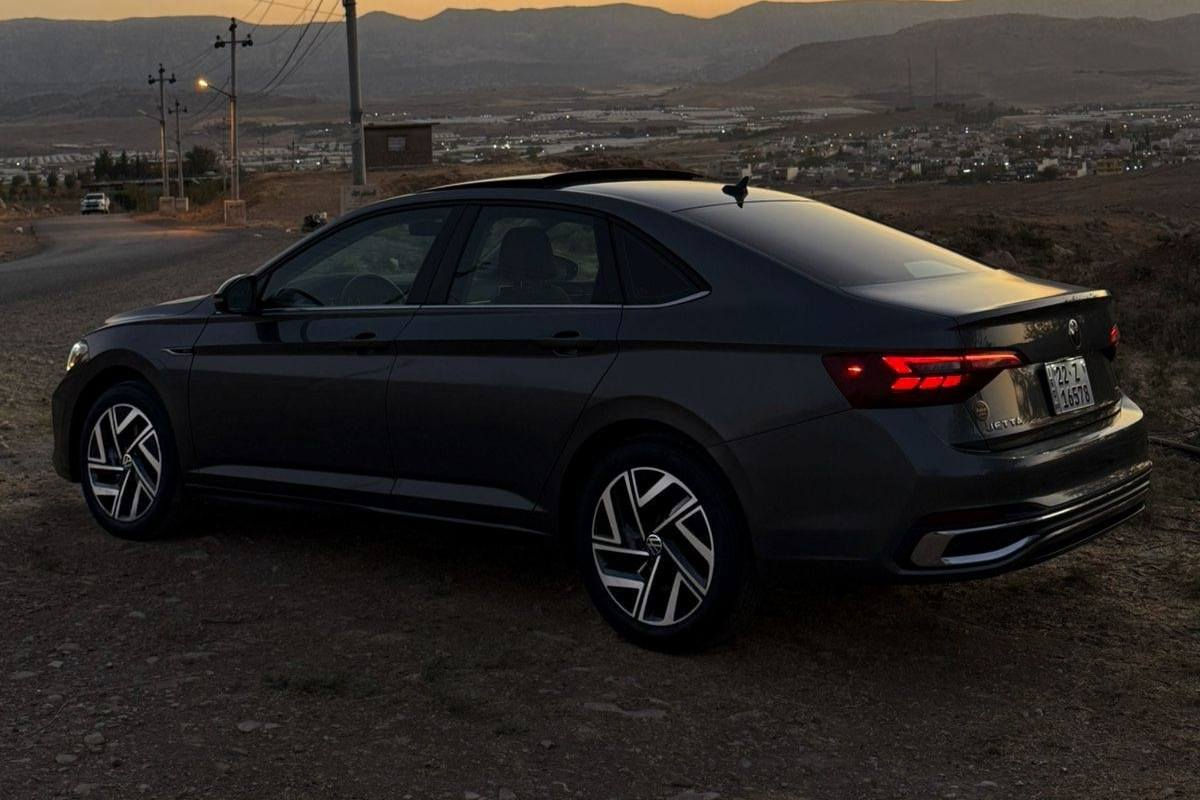 ڤۆڵگسواگن جێتا 2023 مواسەفات SEL 15T
گێڕ ئۆتۆماتیک ، ٨نمرە
تحدید سرعە
مەودای دووری و نزیکی سەیارەی پێشت دیاری دەکات
ڕاداری پێشەوە و دواوە
ڕاداری ئاوێنە Auto start, stop
کامێرای دواوەوە
حەساس
بەسمە
شەغال
سڵاید
برێک بەسمە
٣ مۆدی لێخوڕین
کوشن جلد
کوشن سارد و گەرم
کوشنی دواوەوە هیتەرە 
سوکان هیتەرە
پانۆراما
کارپلەی و ئەندریۆد ئۆتۆ
کامل لایتەکانی لیدن 
لیدی ناوەوە
٩ سپیکەر ی Beats Audio
١ پارچە بۆیاخە و ٣ پارچەی گۆڕاوە بە بیلاد 
ئەیرباگی هیچی نەتەقیوە 
پێش و پشتی کەپسە سایارەکە نموونەیە لە جوانی

سـعـر : لە کۆمێنت داوابکە ڕاستەوخۆ بۆت دێت 📥 

گێر و مەکیەنەی بەشەرت 
هیچ کێشەیەکی تێدا نییە 

ژمارەی خاوەنەکەی 
***********
