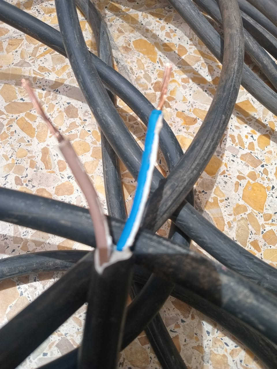 كيبل للبيع  2×6طول 23متر العنوان  بغداد  الاتصال  ***********
